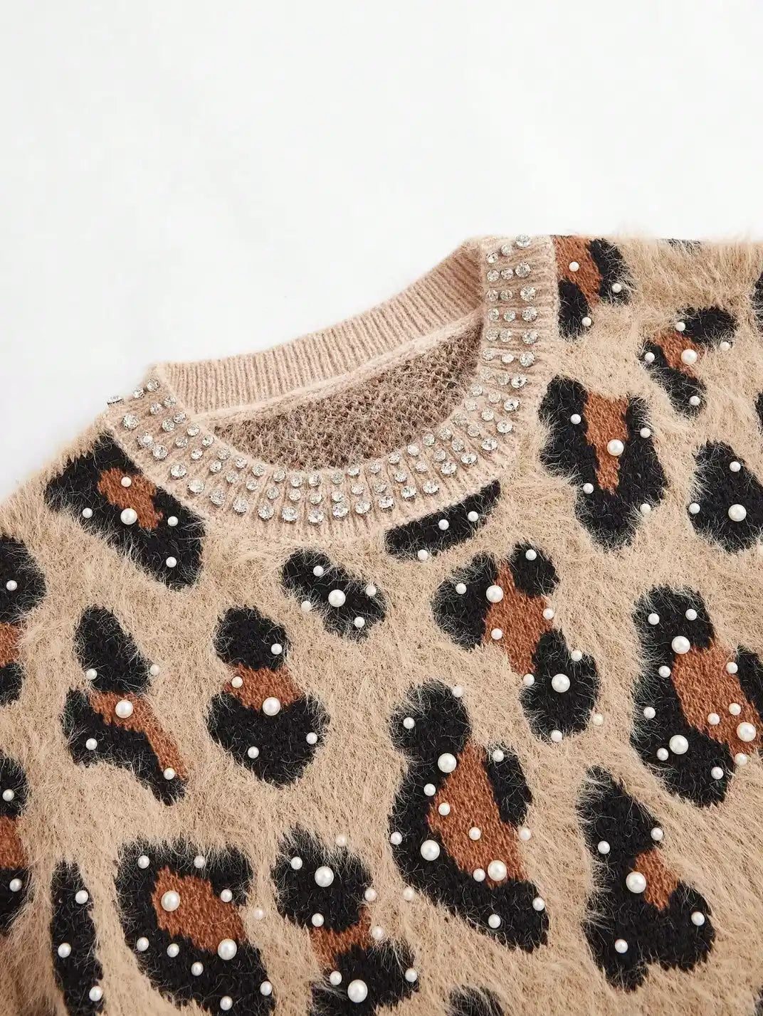 Suéter Feminino Tricot Onça Pérolas Caqui - EstiloE, Suéter Feminino, Suéter Tricot, Suéter Animal Print, Suéter Onça, Suéter Leopardo, Suéter Peluciado, Suéter Felpudo, Blusa de Tricot, Tricot Animal Print, Suéter Elegante, Blusão Tricot, Suéter de Lã