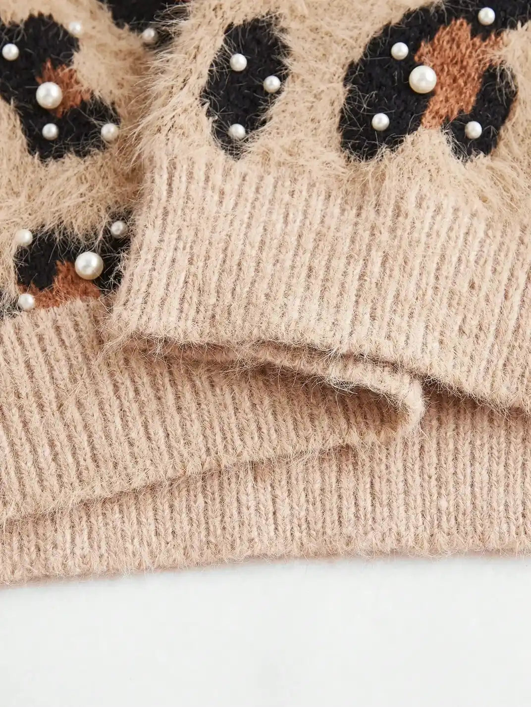 Suéter Feminino Tricot Onça Pérolas Caqui - EstiloE, Suéter Feminino, Suéter Tricot, Suéter Animal Print, Suéter Onça, Suéter Leopardo, Suéter Peluciado, Suéter Felpudo, Blusa de Tricot, Tricot Animal Print, Suéter Elegante, Blusão Tricot, Suéter de Lã