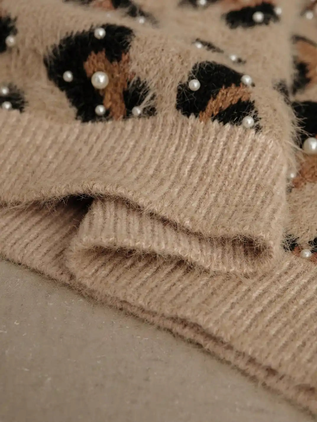 Suéter Feminino Tricot Onça Pérolas Caqui - EstiloE, Suéter Feminino, Suéter Tricot, Suéter Animal Print, Suéter Onça, Suéter Leopardo, Suéter Peluciado, Suéter Felpudo, Blusa de Tricot, Tricot Animal Print, Suéter Elegante, Blusão Tricot, Suéter de Lã