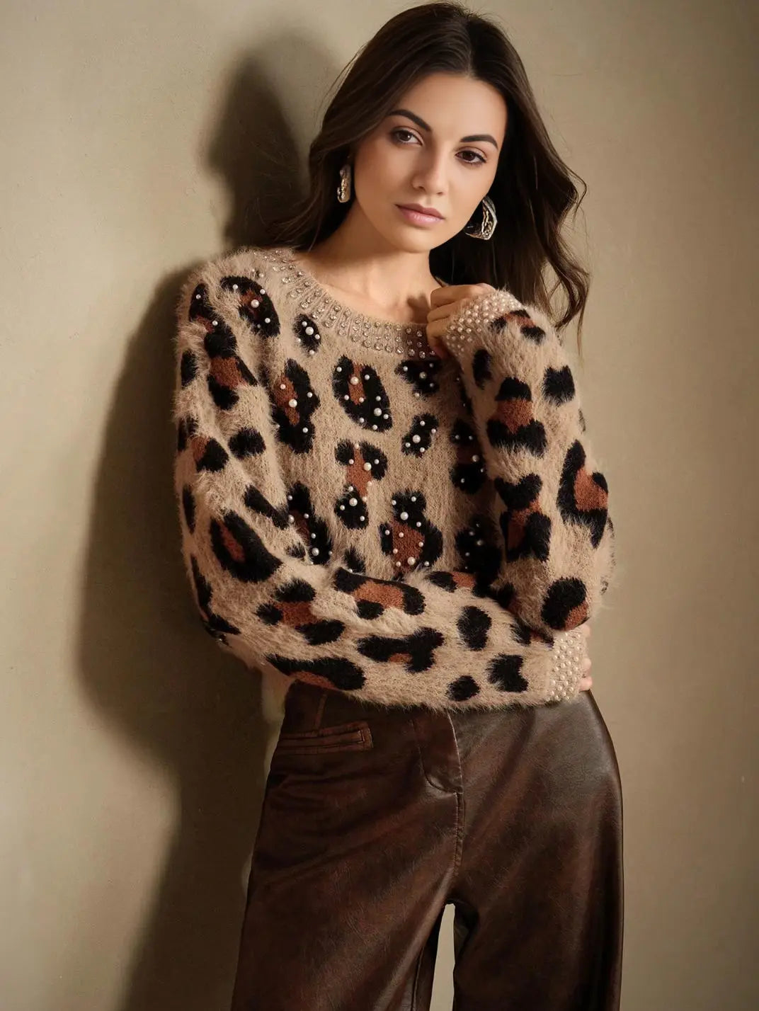 Suéter Feminino Tricot Onça Pérolas Caqui - EstiloE, Suéter Feminino, Suéter Tricot, Suéter Animal Print, Suéter Onça, Suéter Leopardo, Suéter Peluciado, Suéter Felpudo, Blusa de Tricot, Tricot Animal Print, Suéter Elegante, Blusão Tricot, Suéter de Lã