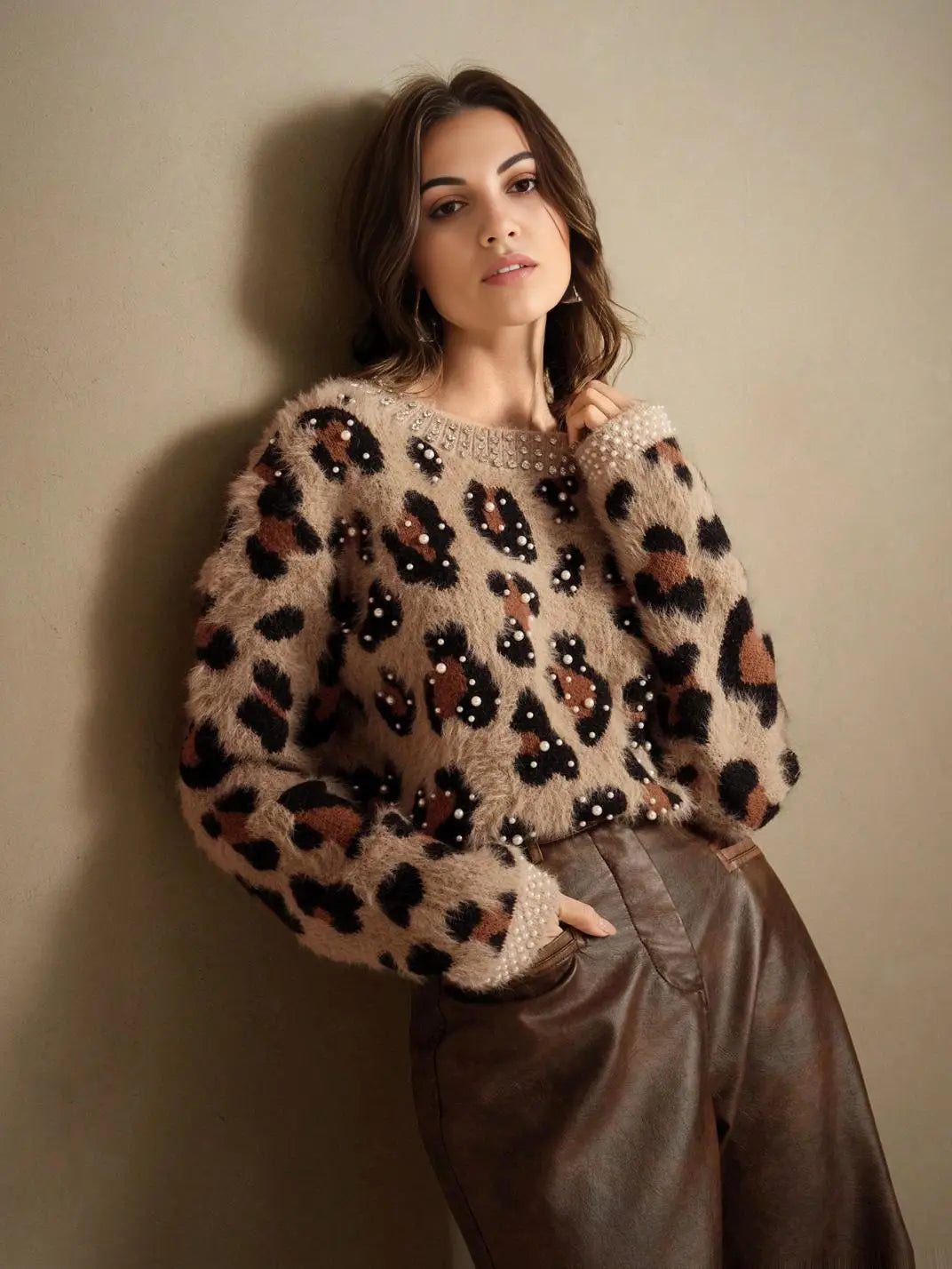 Suéter Feminino Tricot Onça Pérolas Caqui - EstiloE, Suéter Feminino, Suéter Tricot, Suéter Animal Print, Suéter Onça, Suéter Leopardo, Suéter Peluciado, Suéter Felpudo, Blusa de Tricot, Tricot Animal Print, Suéter Elegante, Blusão Tricot, Suéter de Lã