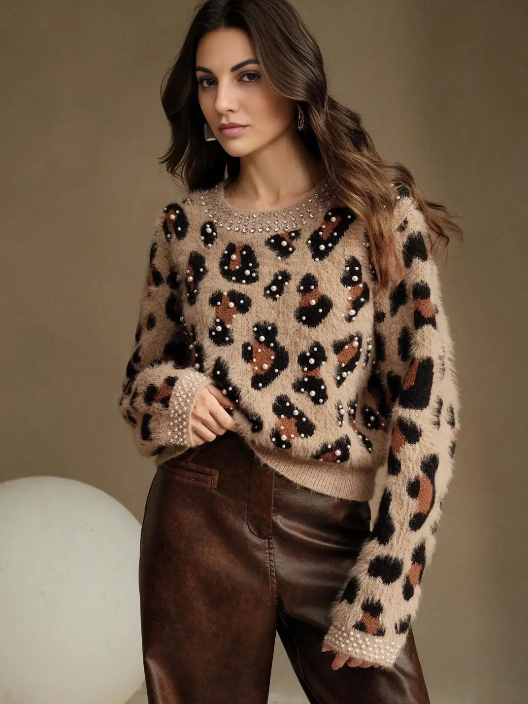 Suéter Feminino Tricot Onça Pérolas Caqui - EstiloE, Suéter Feminino, Suéter Tricot, Suéter Animal Print, Suéter Onça, Suéter Leopardo, Suéter Peluciado, Suéter Felpudo, Blusa de Tricot, Tricot Animal Print, Suéter Elegante, Blusão Tricot, Suéter de Lã