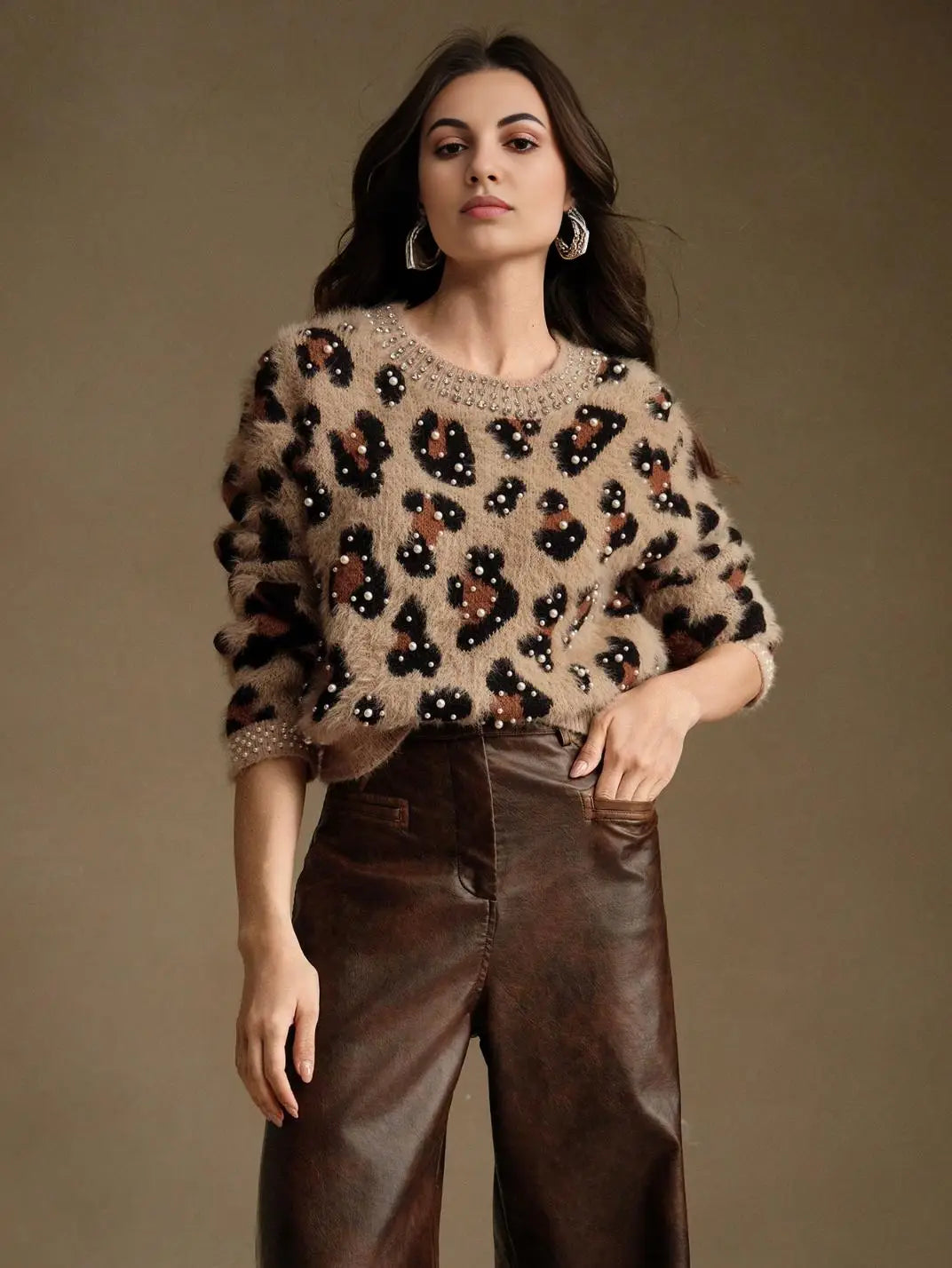 Suéter Feminino Tricot Onça Pérolas Caqui - EstiloE, Suéter Feminino, Suéter Tricot, Suéter Animal Print, Suéter Onça, Suéter Leopardo, Suéter Peluciado, Suéter Felpudo, Blusa de Tricot, Tricot Animal Print, Suéter Elegante, Blusão Tricot, Suéter de Lã