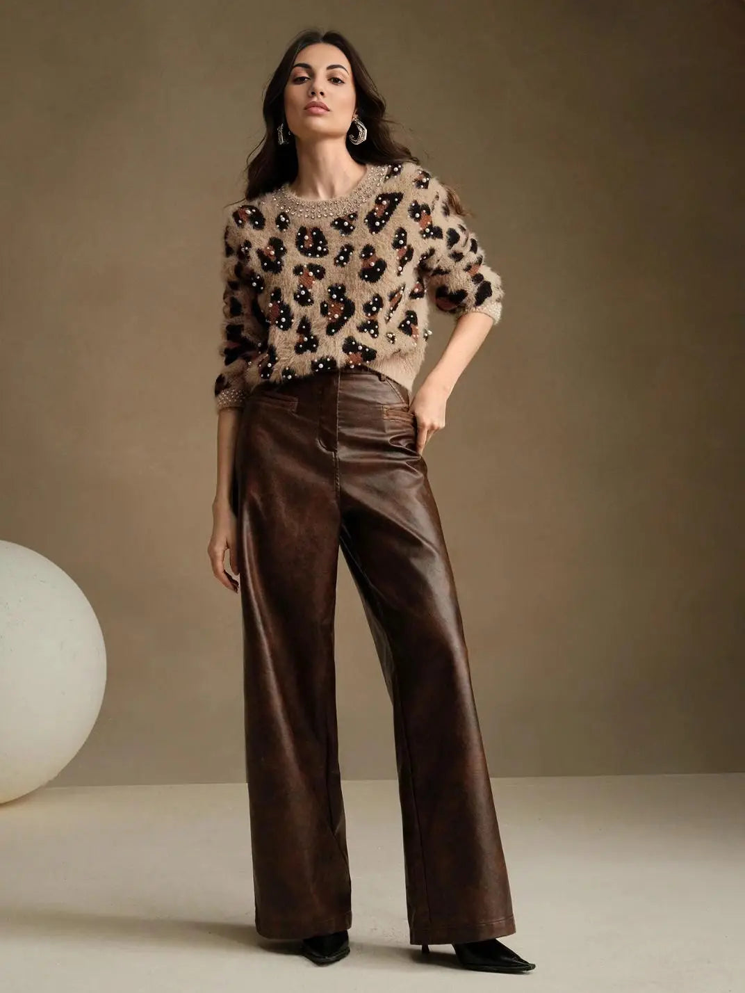 Suéter Feminino Tricot Onça Pérolas Caqui - EstiloE, Suéter Feminino, Suéter Tricot, Suéter Animal Print, Suéter Onça, Suéter Leopardo, Suéter Peluciado, Suéter Felpudo, Blusa de Tricot, Tricot Animal Print, Suéter Elegante, Blusão Tricot, Suéter de Lã
