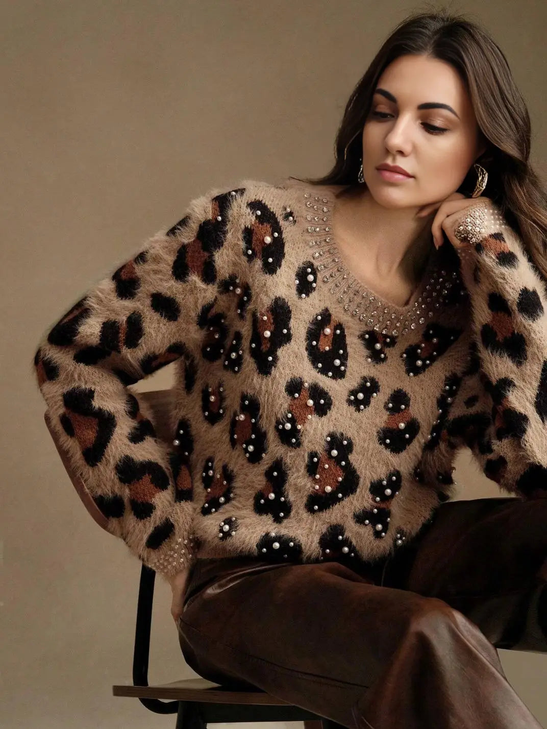 Suéter Feminino Tricot Onça Pérolas Caqui - EstiloE, Suéter Feminino, Suéter Tricot, Suéter Animal Print, Suéter Onça, Suéter Leopardo, Suéter Peluciado, Suéter Felpudo, Blusa de Tricot, Tricot Animal Print, Suéter Elegante, Blusão Tricot, Suéter de Lã