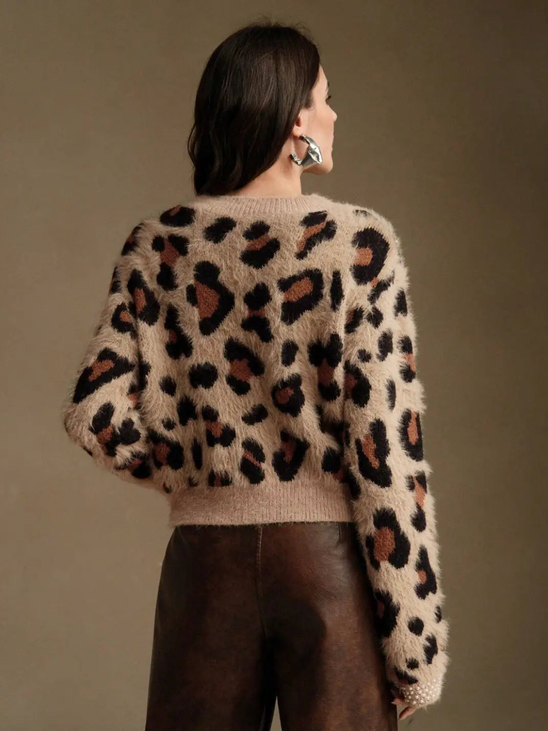 Suéter Feminino Tricot Onça Pérolas Caqui - EstiloE, Suéter Feminino, Suéter Tricot, Suéter Animal Print, Suéter Onça, Suéter Leopardo, Suéter Peluciado, Suéter Felpudo, Blusa de Tricot, Tricot Animal Print, Suéter Elegante, Blusão Tricot, Suéter de Lã