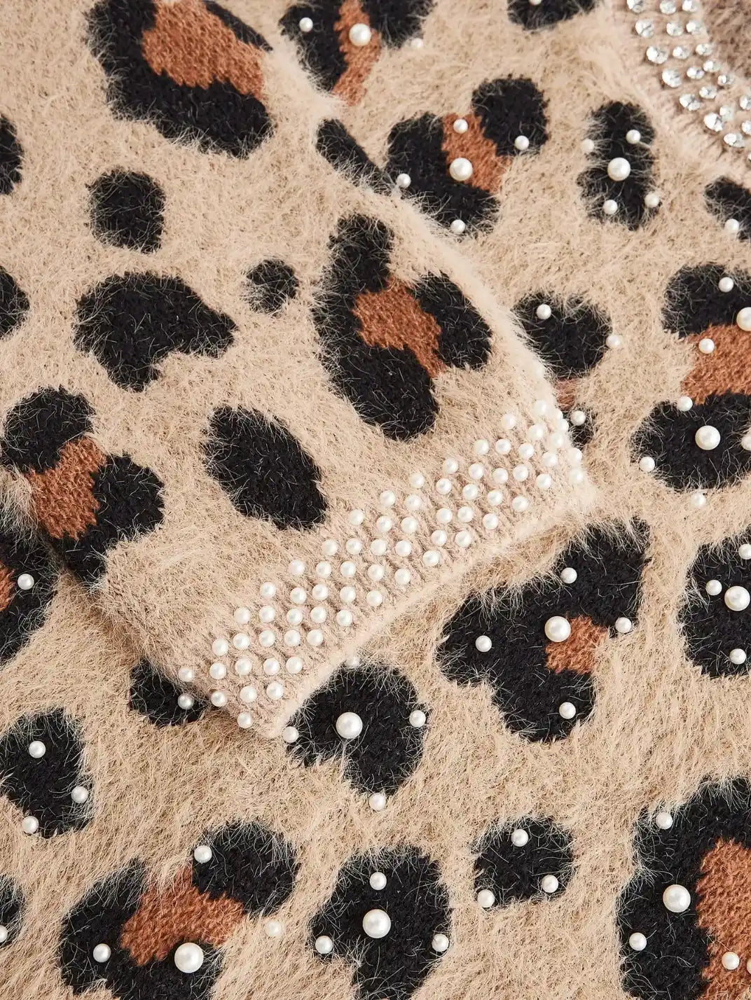 Suéter Feminino Tricot Onça Pérolas Caqui - EstiloE, Suéter Feminino, Suéter Tricot, Suéter Animal Print, Suéter Onça, Suéter Leopardo, Suéter Peluciado, Suéter Felpudo, Blusa de Tricot, Tricot Animal Print, Suéter Elegante, Blusão Tricot, Suéter de Lã