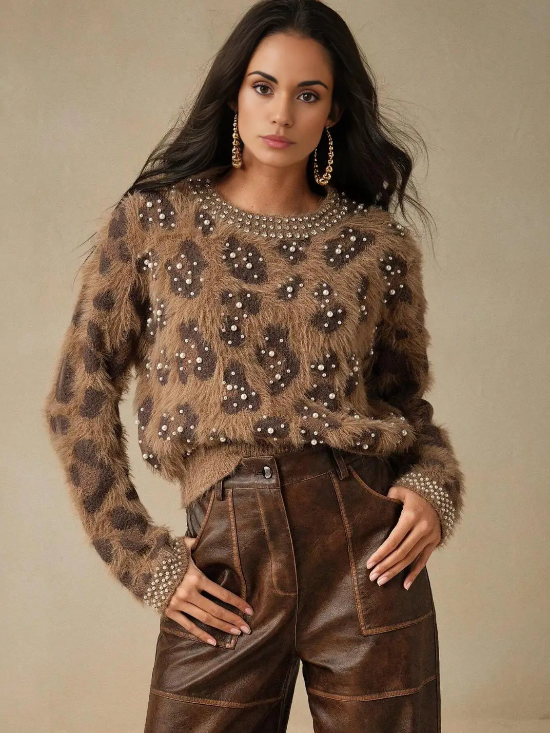 Suéter Feminino Tricot Onça Pérolas Castanho - EstiloE, Suéter Feminino, Suéter Tricot, Suéter Animal Print, Suéter Onça, Suéter Leopardo, Suéter Peluciado, Suéter Felpudo, Blusa de Tricot, Tricot Animal Print, Suéter Elegante, Blusão Tricot, Suéter de Lã