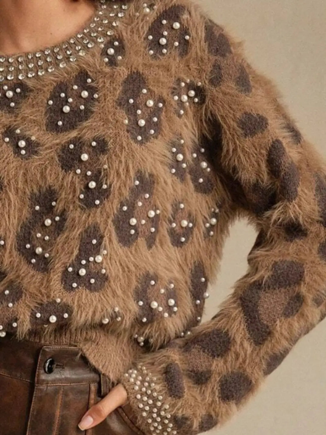 Suéter Feminino Tricot Onça Pérolas Castanho - EstiloE, Suéter Feminino, Suéter Tricot, Suéter Animal Print, Suéter Onça, Suéter Leopardo, Suéter Peluciado, Suéter Felpudo, Blusa de Tricot, Tricot Animal Print, Suéter Elegante, Blusão Tricot, Suéter de Lã