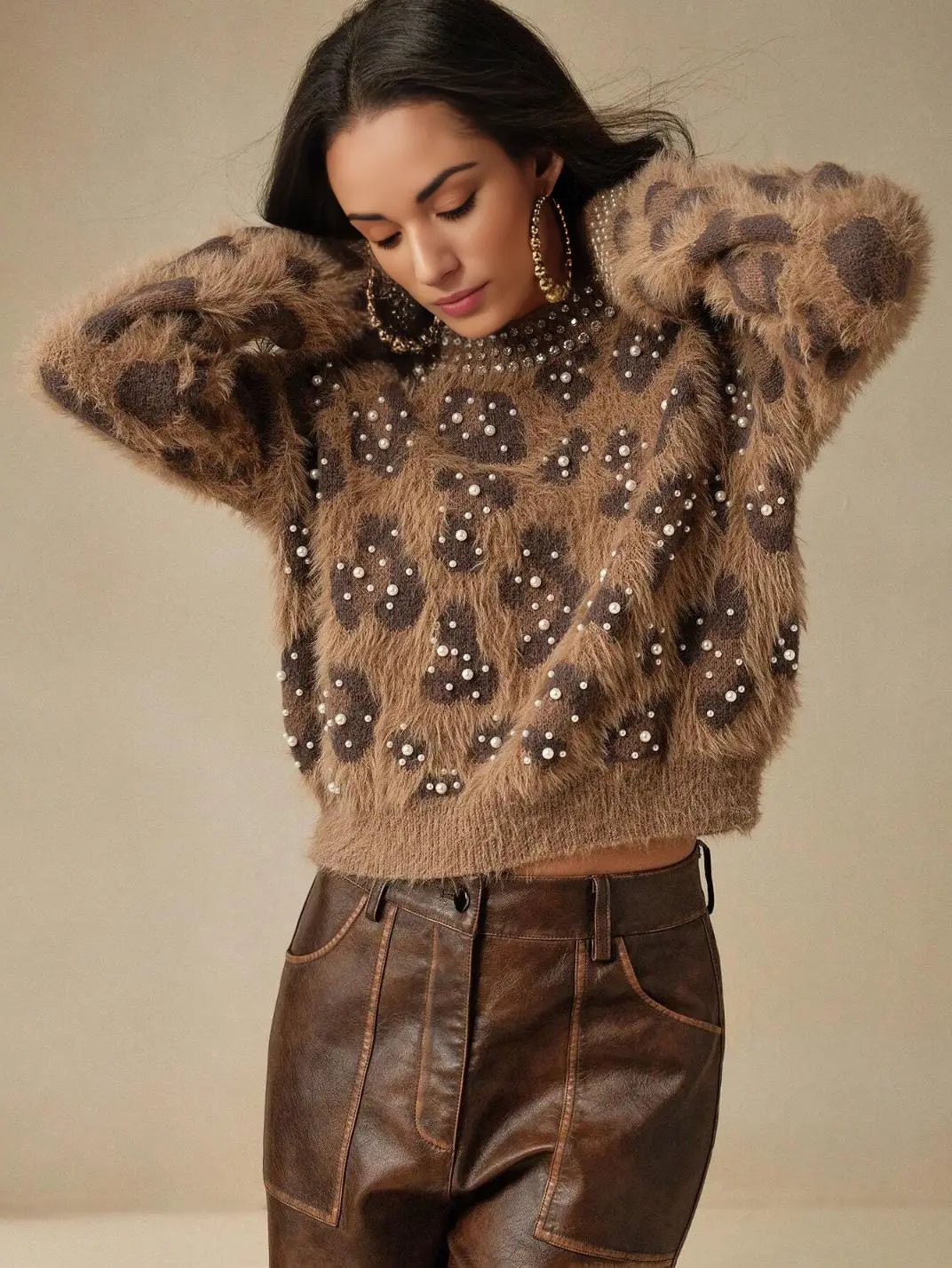 Suéter Feminino Tricot Onça Pérolas Castanho - EstiloE, Suéter Feminino, Suéter Tricot, Suéter Animal Print, Suéter Onça, Suéter Leopardo, Suéter Peluciado, Suéter Felpudo, Blusa de Tricot, Tricot Animal Print, Suéter Elegante, Blusão Tricot, Suéter de Lã