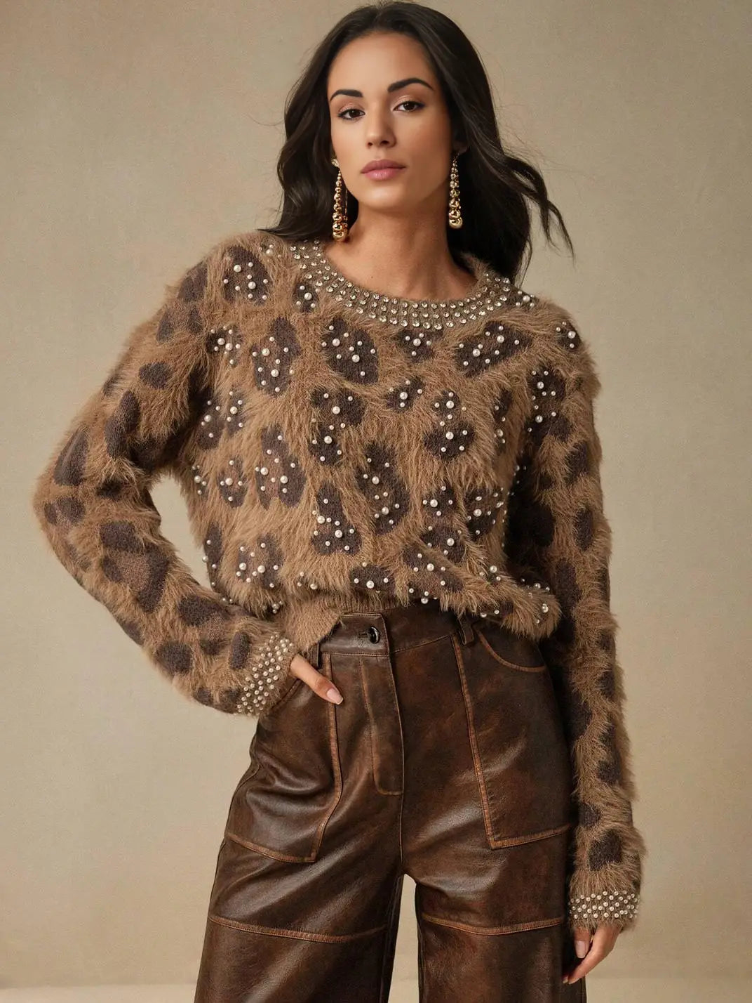 Suéter Feminino Tricot Onça Pérolas Castanho - EstiloE, Suéter Feminino, Suéter Tricot, Suéter Animal Print, Suéter Onça, Suéter Leopardo, Suéter Peluciado, Suéter Felpudo, Blusa de Tricot, Tricot Animal Print, Suéter Elegante, Blusão Tricot, Suéter de Lã