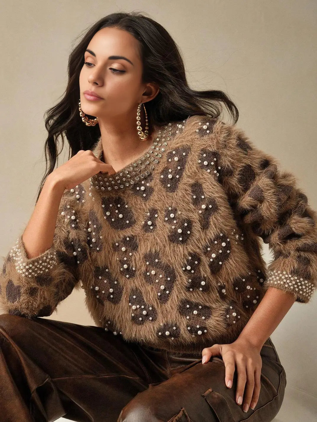 Suéter Feminino Tricot Onça Pérolas Castanho - EstiloE, Suéter Feminino, Suéter Tricot, Suéter Animal Print, Suéter Onça, Suéter Leopardo, Suéter Peluciado, Suéter Felpudo, Blusa de Tricot, Tricot Animal Print, Suéter Elegante, Blusão Tricot, Suéter de Lã
