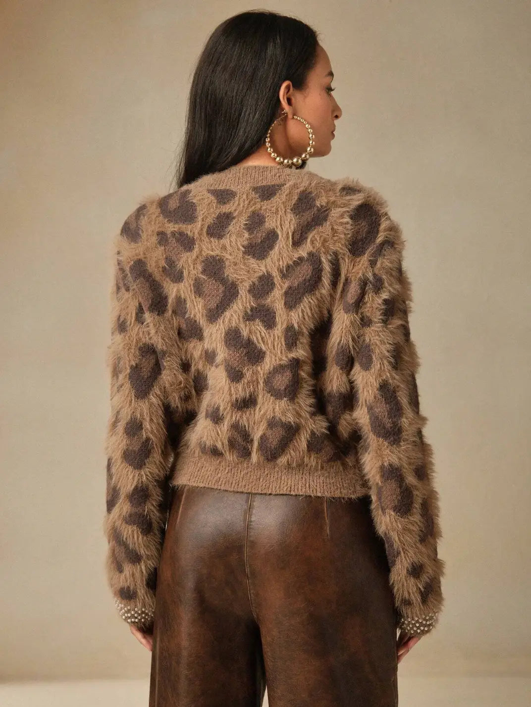 Suéter Feminino Tricot Onça Pérolas Castanho - EstiloE, Suéter Feminino, Suéter Tricot, Suéter Animal Print, Suéter Onça, Suéter Leopardo, Suéter Peluciado, Suéter Felpudo, Blusa de Tricot, Tricot Animal Print, Suéter Elegante, Blusão Tricot, Suéter de Lã