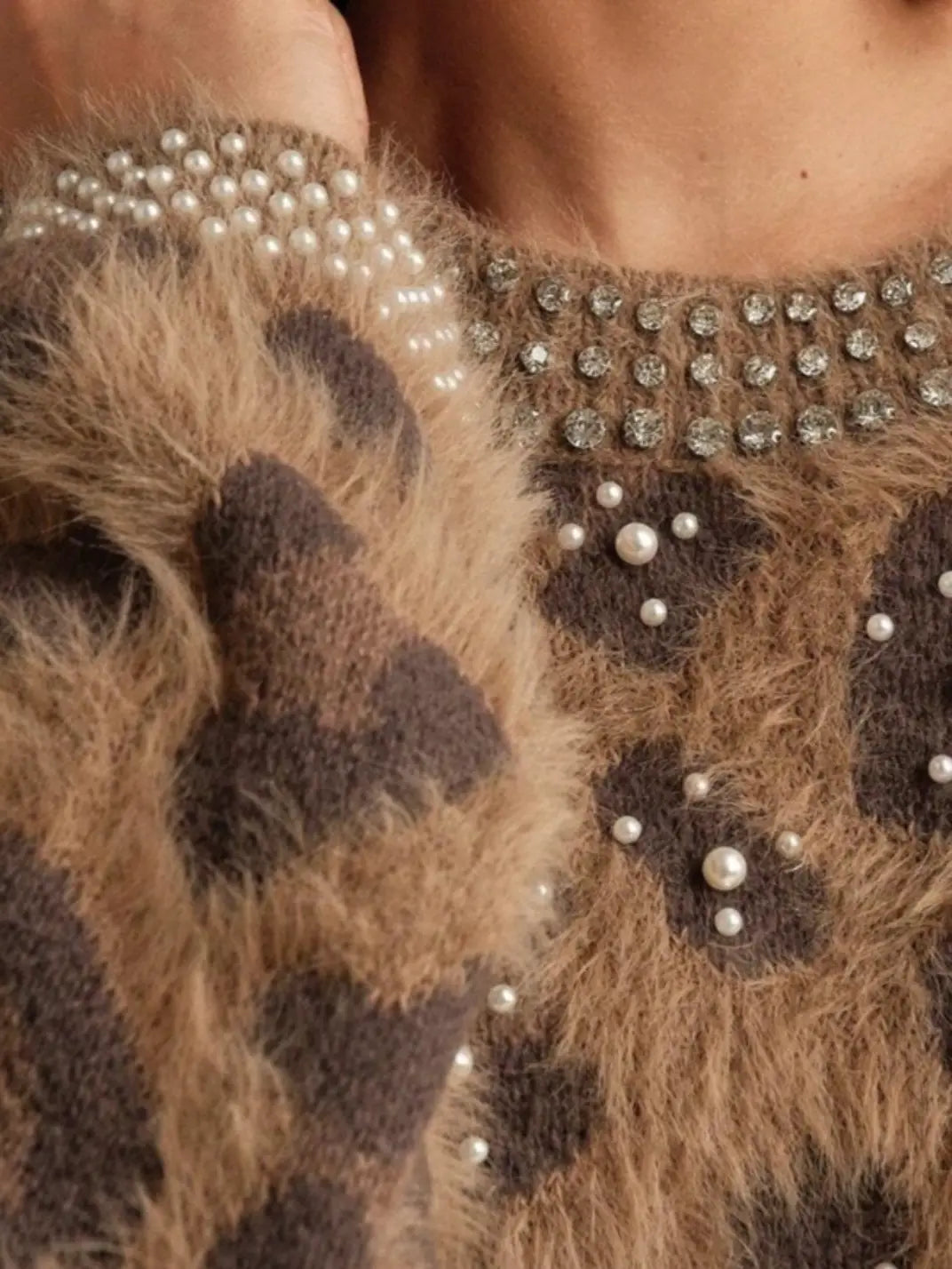 Suéter Feminino Tricot Onça Pérolas Castanho - EstiloE, Suéter Feminino, Suéter Tricot, Suéter Animal Print, Suéter Onça, Suéter Leopardo, Suéter Peluciado, Suéter Felpudo, Blusa de Tricot, Tricot Animal Print, Suéter Elegante, Blusão Tricot, Suéter de Lã