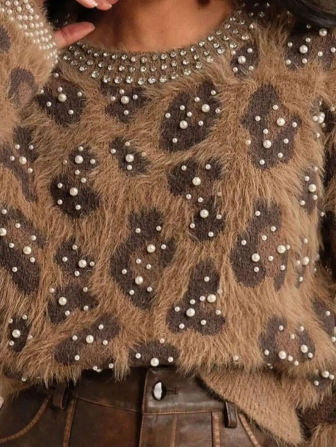 Suéter Feminino Tricot Onça Pérolas Castanho - EstiloE, Suéter Feminino, Suéter Tricot, Suéter Animal Print, Suéter Onça, Suéter Leopardo, Suéter Peluciado, Suéter Felpudo, Blusa de Tricot, Tricot Animal Print, Suéter Elegante, Blusão Tricot, Suéter de Lã