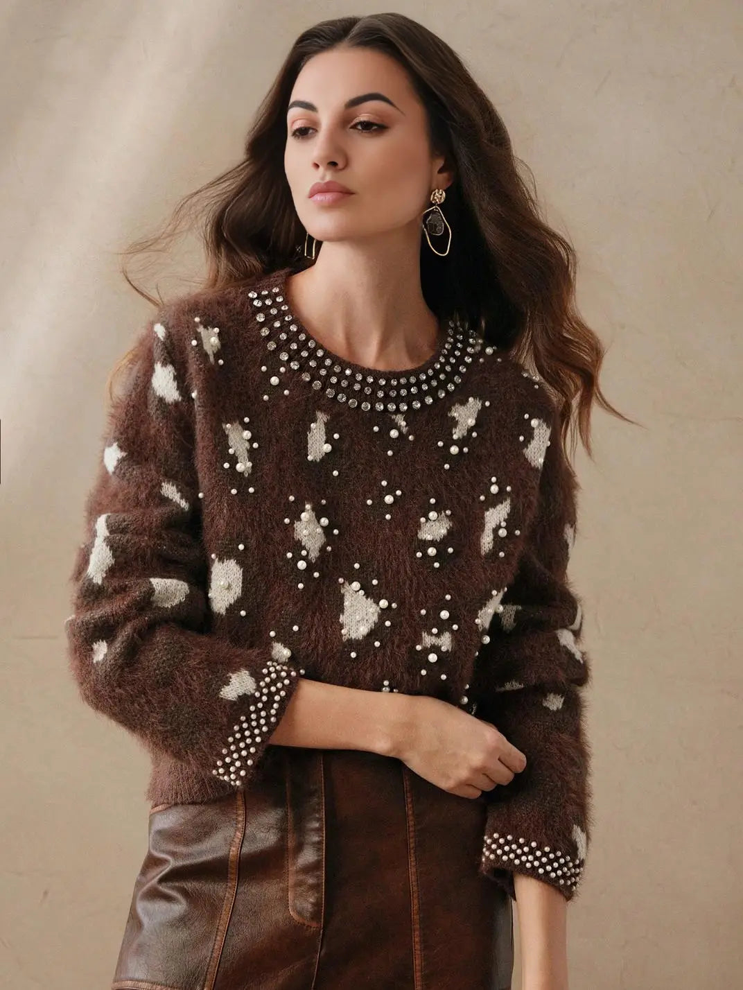 Suéter Feminino Tricot Onça Pérolas Marrom - EstiloE, Suéter Feminino, Suéter Tricot, Suéter Animal Print, Suéter Onça, Suéter Leopardo, Suéter Peluciado, Suéter Felpudo, Blusa de Tricot, Tricot Animal Print, Suéter Elegante, Blusão Tricot, Suéter de Lã