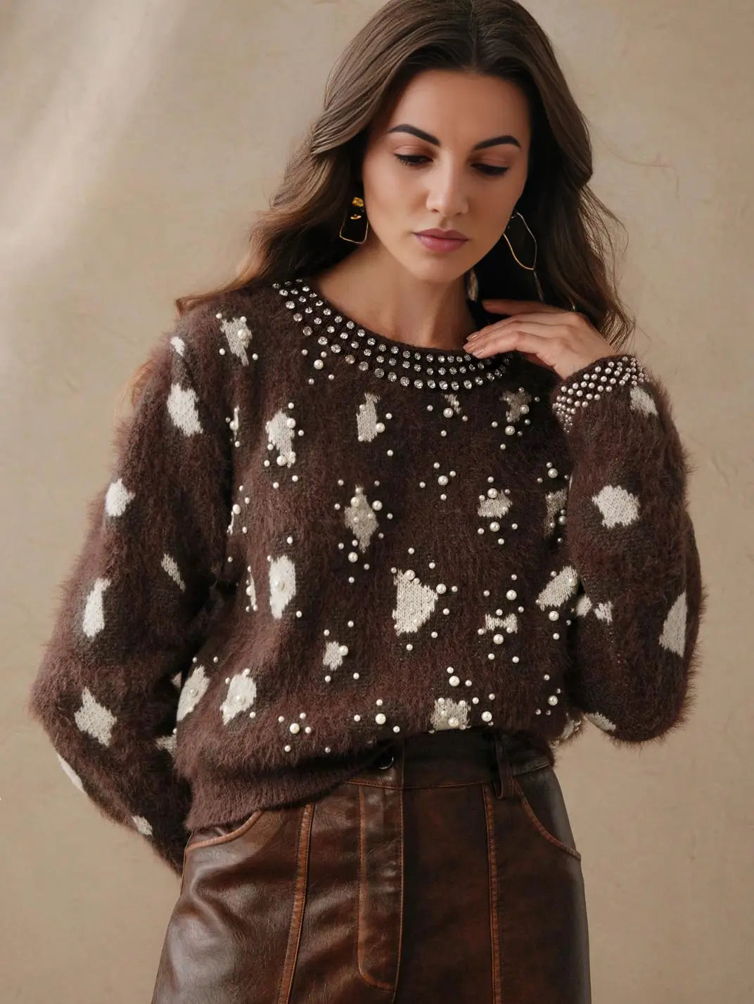Suéter Feminino Tricot Onça Pérolas Marrom - EstiloE, Suéter Feminino, Suéter Tricot, Suéter Animal Print, Suéter Onça, Suéter Leopardo, Suéter Peluciado, Suéter Felpudo, Blusa de Tricot, Tricot Animal Print, Suéter Elegante, Blusão Tricot, Suéter de Lã