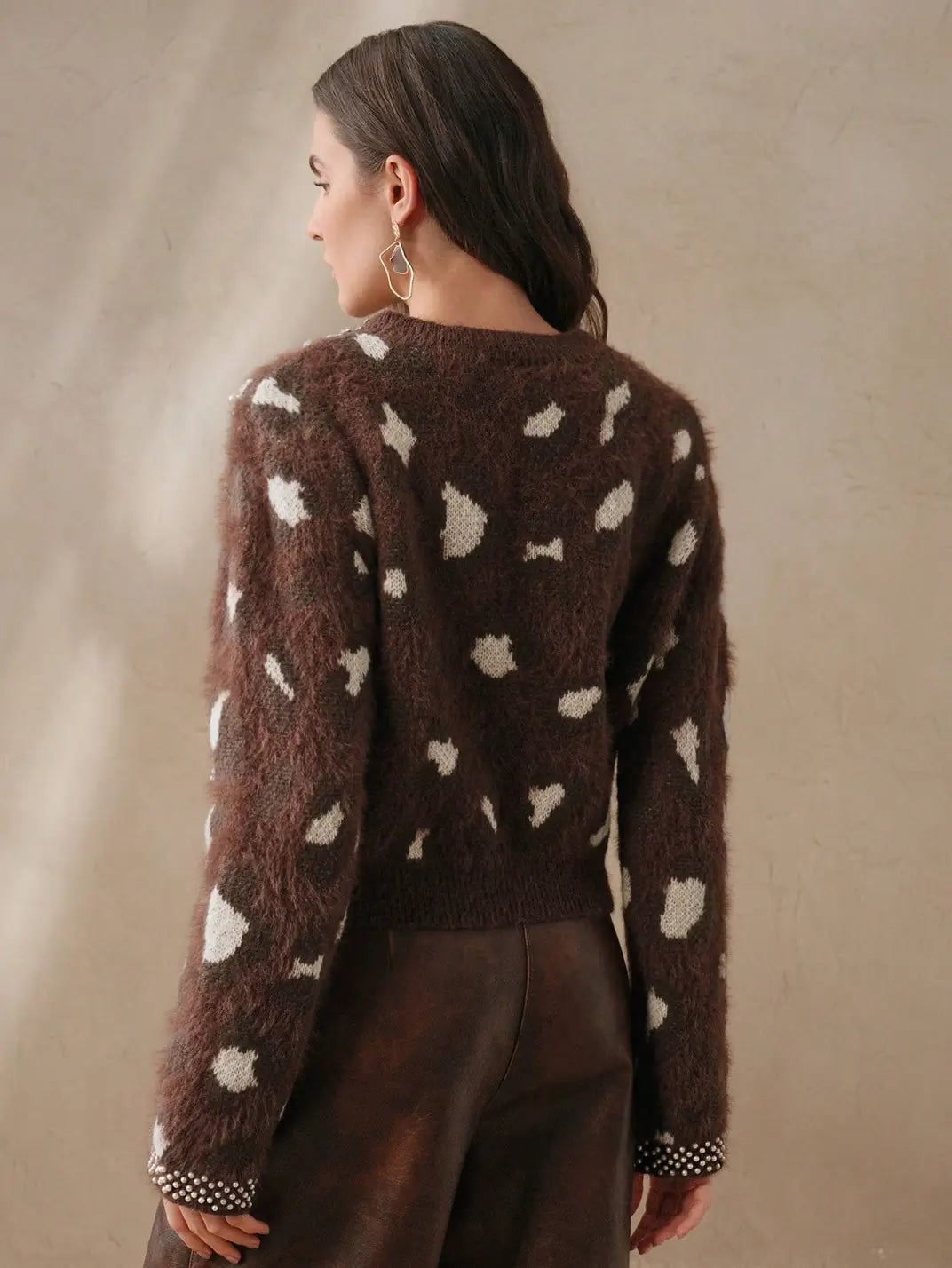 Suéter Feminino Tricot Onça Pérolas Marrom - EstiloE, Suéter Feminino, Suéter Tricot, Suéter Animal Print, Suéter Onça, Suéter Leopardo, Suéter Peluciado, Suéter Felpudo, Blusa de Tricot, Tricot Animal Print, Suéter Elegante, Blusão Tricot, Suéter de Lã