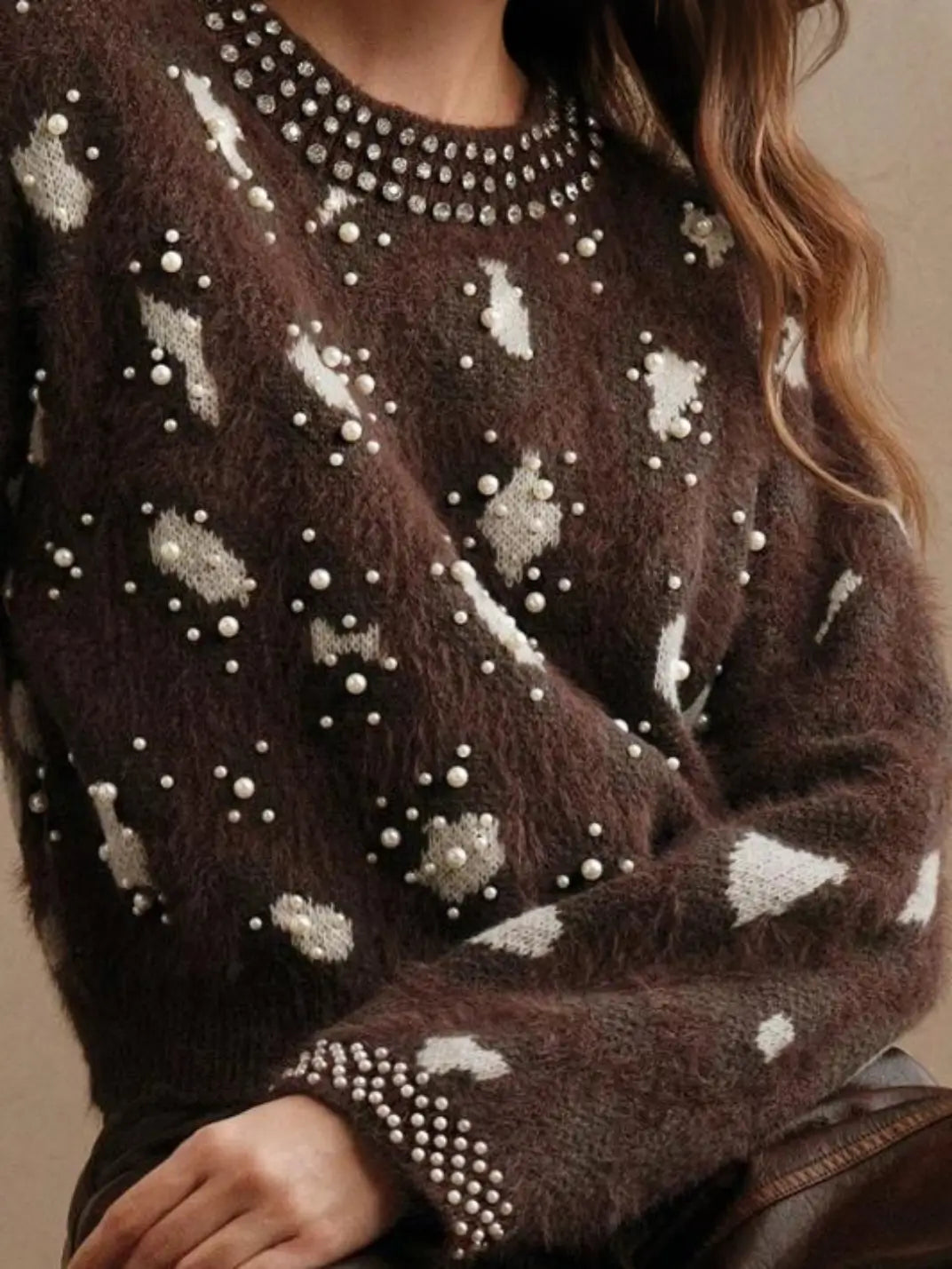 Suéter Feminino Tricot Onça Pérolas Marrom - EstiloE, Suéter Feminino, Suéter Tricot, Suéter Animal Print, Suéter Onça, Suéter Leopardo, Suéter Peluciado, Suéter Felpudo, Blusa de Tricot, Tricot Animal Print, Suéter Elegante, Blusão Tricot, Suéter de Lã