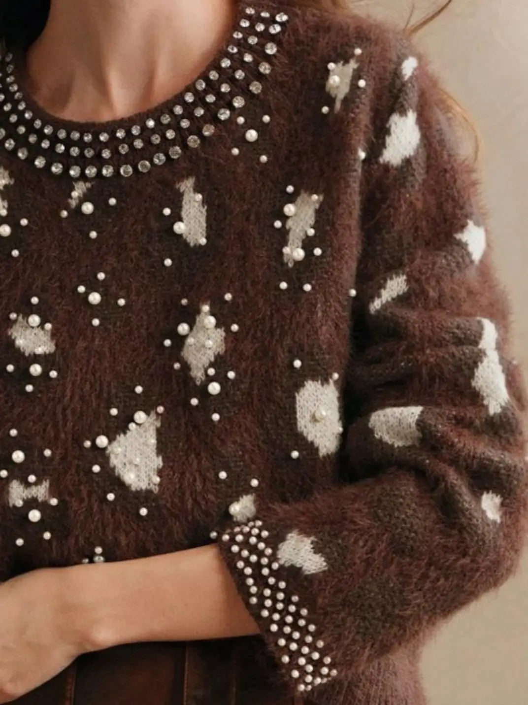 Suéter Feminino Tricot Onça Pérolas Marrom - EstiloE, Suéter Feminino, Suéter Tricot, Suéter Animal Print, Suéter Onça, Suéter Leopardo, Suéter Peluciado, Suéter Felpudo, Blusa de Tricot, Tricot Animal Print, Suéter Elegante, Blusão Tricot, Suéter de Lã