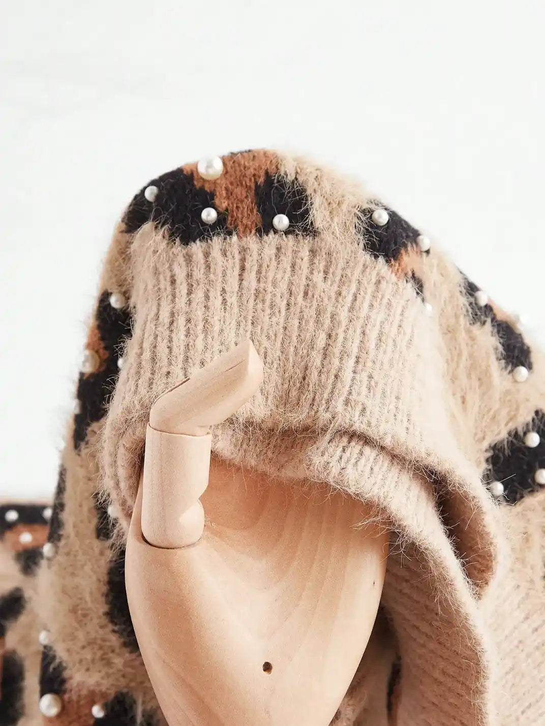 Suéter Feminino Tricot Onça Pérolas Plus Caqui - EstiloE, Suéter Feminino, Suéter Tricot Plus, Suéter Animal Print, Suéter Onça Plus, Suéter Leopardo, Suéter Peluciado Plus, Suéter Felpudo, Blusa de Tricot Plus, Tricot Animal Print, Suéter Elegante, Blusão Tricot Plus, Suéter de Lã Plus, Suéter Feinino Plus