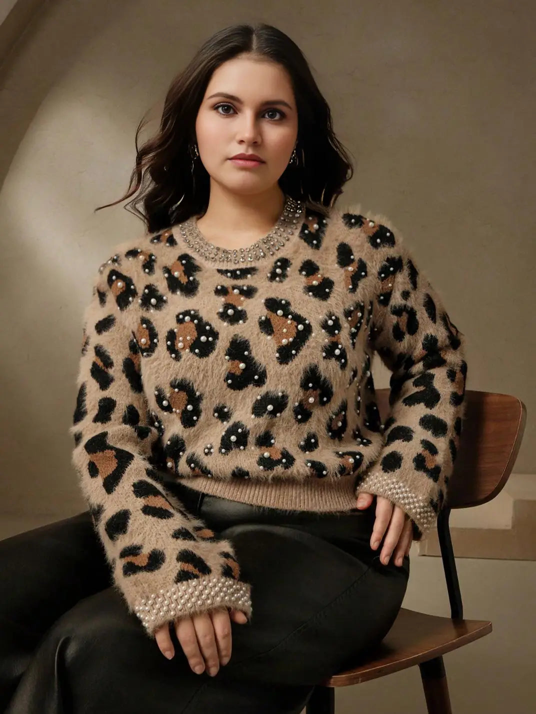 Suéter Feminino Tricot Onça Pérolas Plus Caqui - EstiloE, Suéter Feminino, Suéter Tricot Plus, Suéter Animal Print, Suéter Onça Plus, Suéter Leopardo, Suéter Peluciado Plus, Suéter Felpudo, Blusa de Tricot Plus, Tricot Animal Print, Suéter Elegante, Blusão Tricot Plus, Suéter de Lã Plus, Suéter Feinino Plus