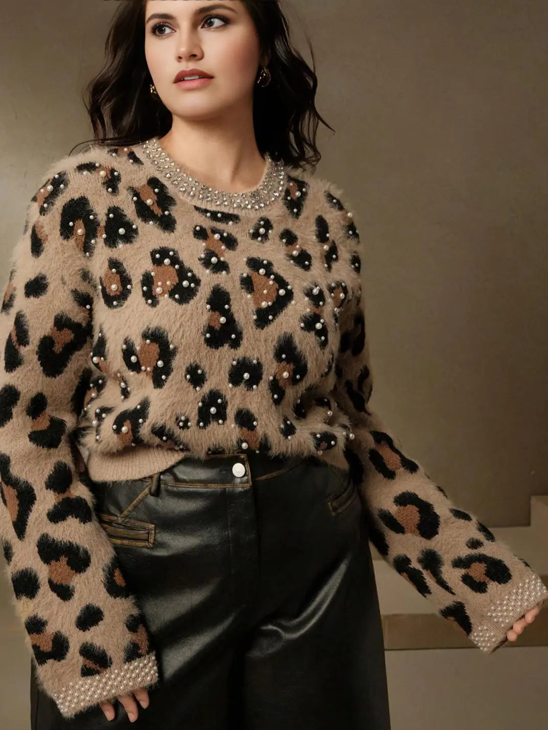 Suéter Feminino Tricot Onça Pérolas Plus Caqui - EstiloE, Suéter Feminino, Suéter Tricot Plus, Suéter Animal Print, Suéter Onça Plus, Suéter Leopardo, Suéter Peluciado Plus, Suéter Felpudo, Blusa de Tricot Plus, Tricot Animal Print, Suéter Elegante, Blusão Tricot Plus, Suéter de Lã Plus, Suéter Feinino Plus