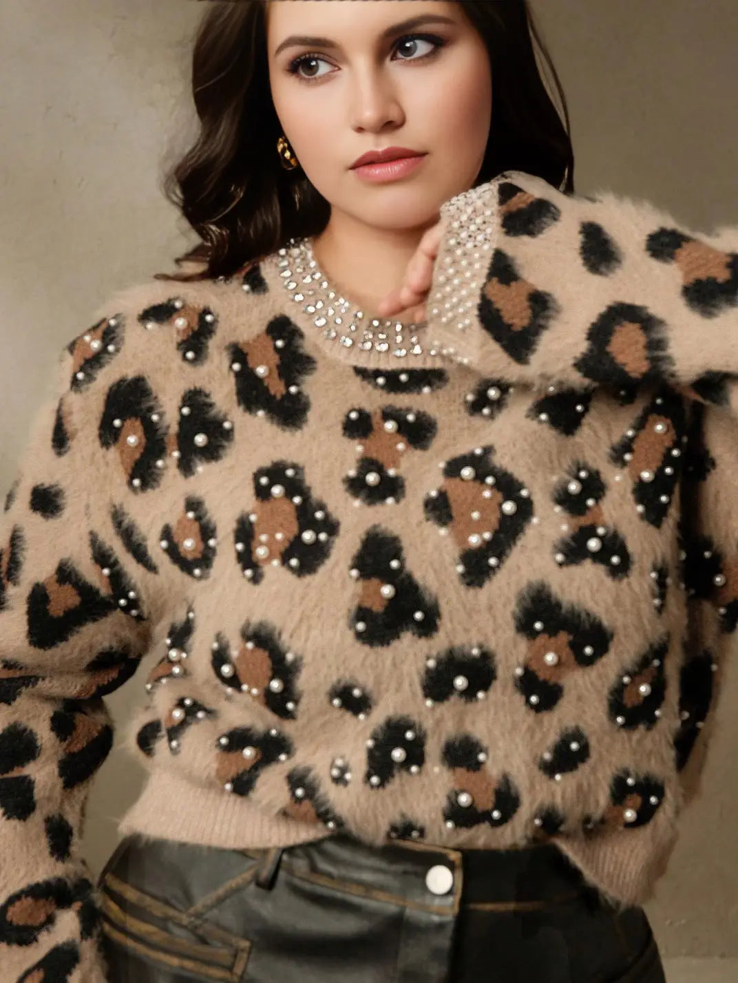 Suéter Feminino Tricot Onça Pérolas Plus Caqui - EstiloE, Suéter Feminino, Suéter Tricot Plus, Suéter Animal Print, Suéter Onça Plus, Suéter Leopardo, Suéter Peluciado Plus, Suéter Felpudo, Blusa de Tricot Plus, Tricot Animal Print, Suéter Elegante, Blusão Tricot Plus, Suéter de Lã Plus, Suéter Feinino Plus