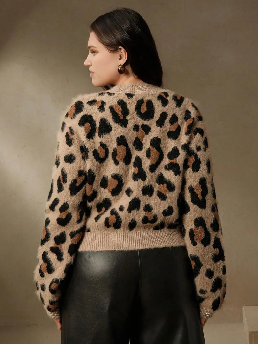 Suéter Feminino Tricot Onça Pérolas Plus Caqui - EstiloE, Suéter Feminino, Suéter Tricot Plus, Suéter Animal Print, Suéter Onça Plus, Suéter Leopardo, Suéter Peluciado Plus, Suéter Felpudo, Blusa de Tricot Plus, Tricot Animal Print, Suéter Elegante, Blusão Tricot Plus, Suéter de Lã Plus, Suéter Feinino Plus