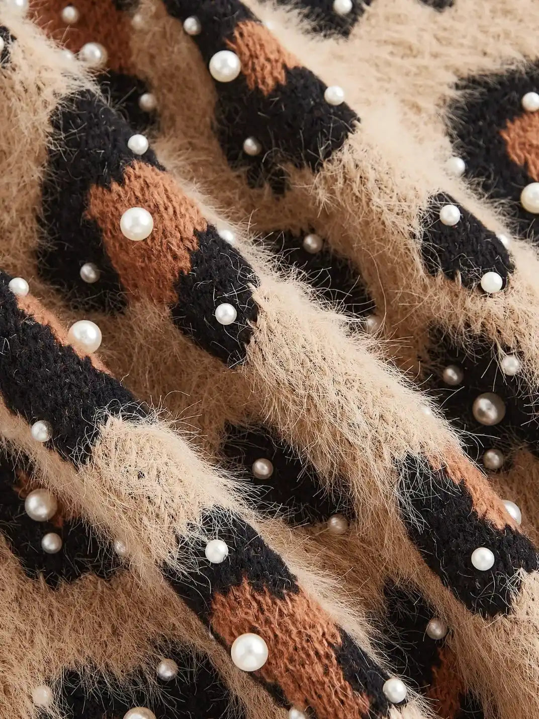 Suéter Feminino Tricot Onça Pérolas Plus Caqui - EstiloE, Suéter Feminino, Suéter Tricot Plus, Suéter Animal Print, Suéter Onça Plus, Suéter Leopardo, Suéter Peluciado Plus, Suéter Felpudo, Blusa de Tricot Plus, Tricot Animal Print, Suéter Elegante, Blusão Tricot Plus, Suéter de Lã Plus, Suéter Feinino Plus
