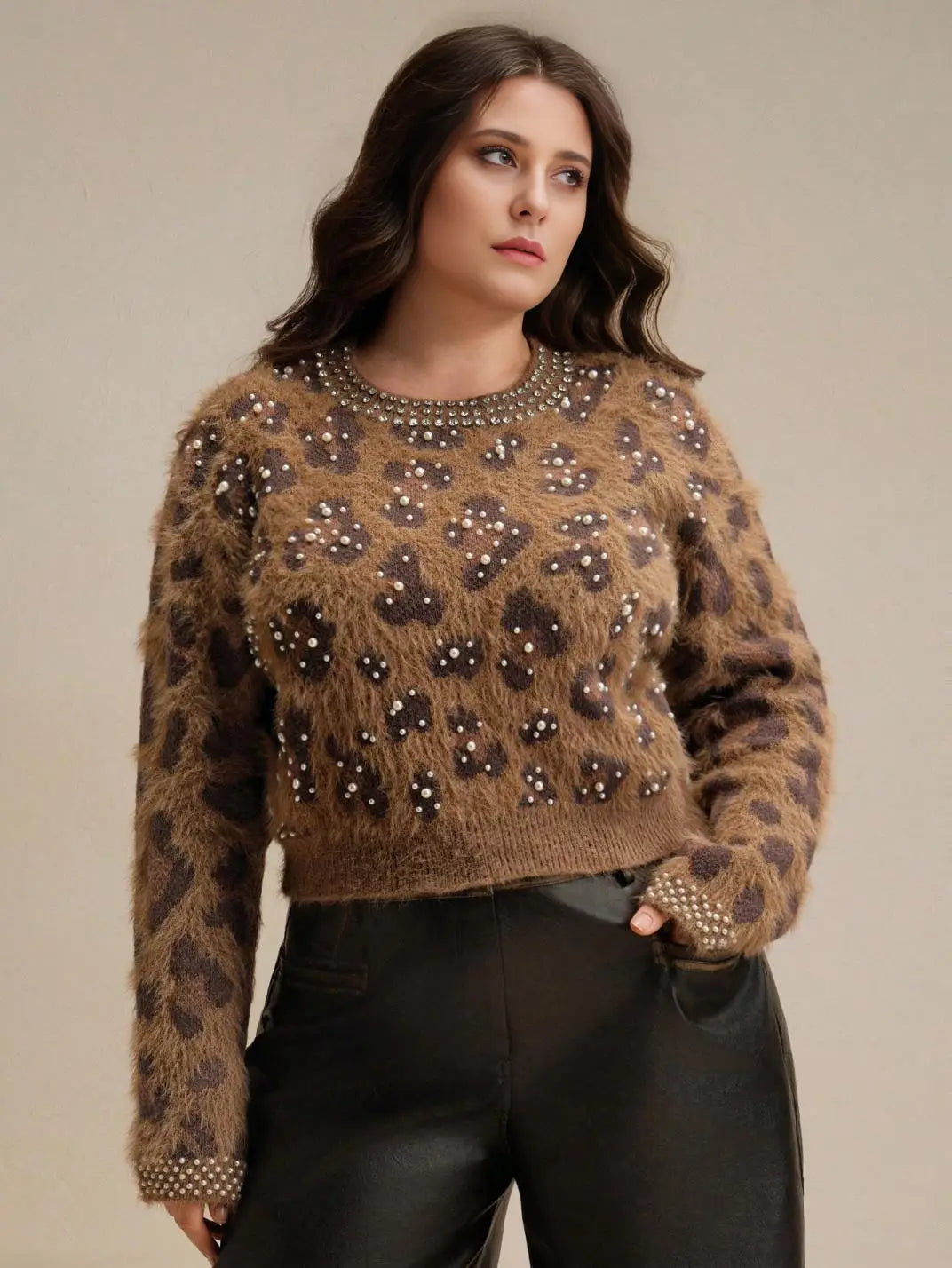 Suéter Feminino Tricot Onça Pérolas Plus Castanho - EstiloE, Suéter Feminino, Suéter Tricot Plus, Suéter Animal Print, Suéter Onça Plus, Suéter Leopardo, Suéter Peluciado Plus, Suéter Felpudo, Blusa de Tricot Plus, Tricot Animal Print, Suéter Elegante, Blusão Tricot Plus, Suéter de Lã Plus, Suéter Feinino Plus