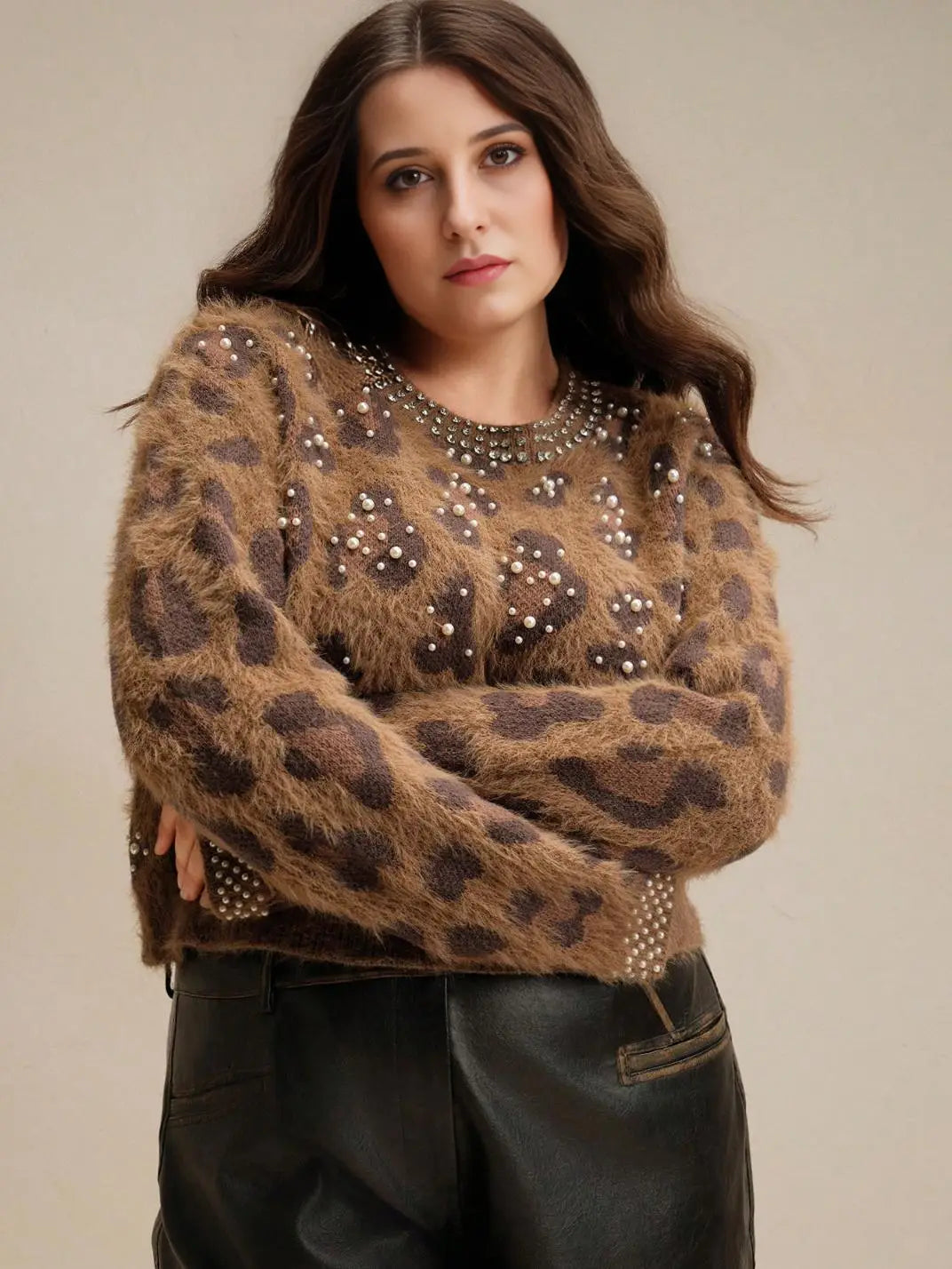 Suéter Feminino Tricot Onça Pérolas Plus Castanho - EstiloE, Suéter Feminino, Suéter Tricot Plus, Suéter Animal Print, Suéter Onça Plus, Suéter Leopardo, Suéter Peluciado Plus, Suéter Felpudo, Blusa de Tricot Plus, Tricot Animal Print, Suéter Elegante, Blusão Tricot Plus, Suéter de Lã Plus, Suéter Feinino Plus