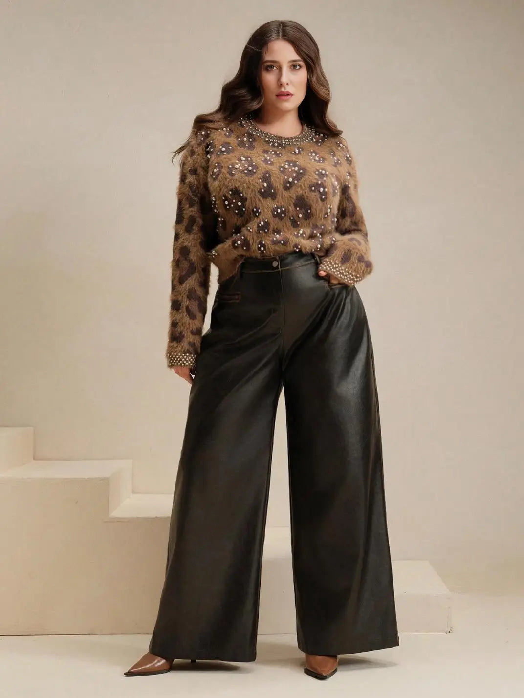 Suéter Feminino Tricot Onça Pérolas Plus Castanho - EstiloE, Suéter Feminino, Suéter Tricot Plus, Suéter Animal Print, Suéter Onça Plus, Suéter Leopardo, Suéter Peluciado Plus, Suéter Felpudo, Blusa de Tricot Plus, Tricot Animal Print, Suéter Elegante, Blusão Tricot Plus, Suéter de Lã Plus, Suéter Feinino Plus