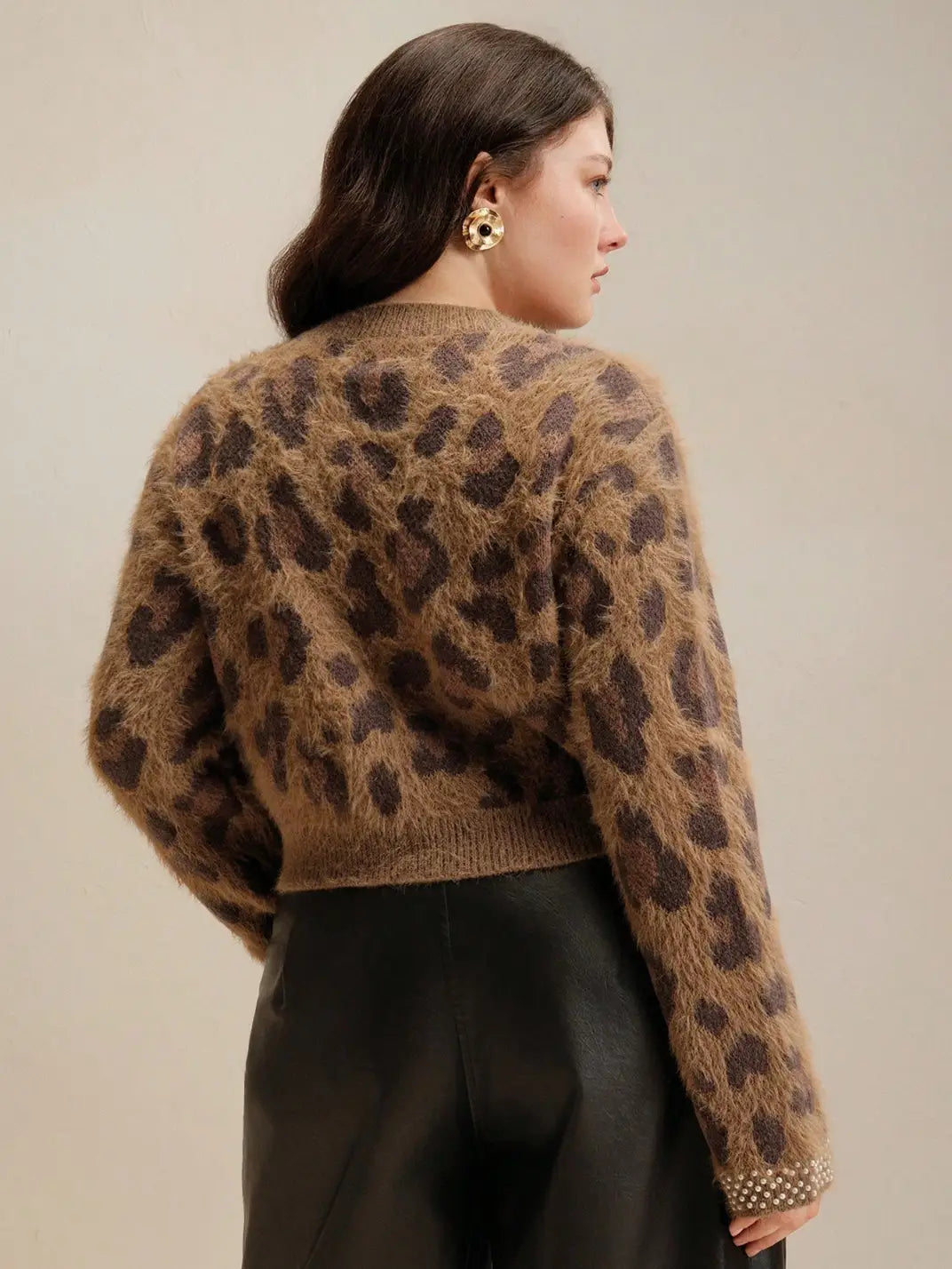 Suéter Feminino Tricot Onça Pérolas Plus Castanho - EstiloE, Suéter Feminino, Suéter Tricot Plus, Suéter Animal Print, Suéter Onça Plus, Suéter Leopardo, Suéter Peluciado Plus, Suéter Felpudo, Blusa de Tricot Plus, Tricot Animal Print, Suéter Elegante, Blusão Tricot Plus, Suéter de Lã Plus, Suéter Feinino Plus