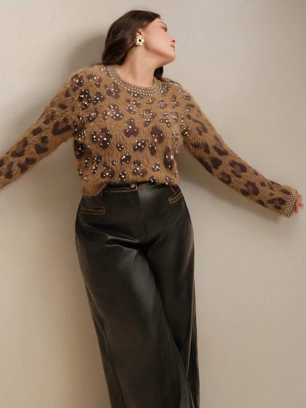 Suéter Feminino Tricot Onça Pérolas Plus Castanho - EstiloE, Suéter Feminino, Suéter Tricot Plus, Suéter Animal Print, Suéter Onça Plus, Suéter Leopardo, Suéter Peluciado Plus, Suéter Felpudo, Blusa de Tricot Plus, Tricot Animal Print, Suéter Elegante, Blusão Tricot Plus, Suéter de Lã Plus, Suéter Feinino Plus