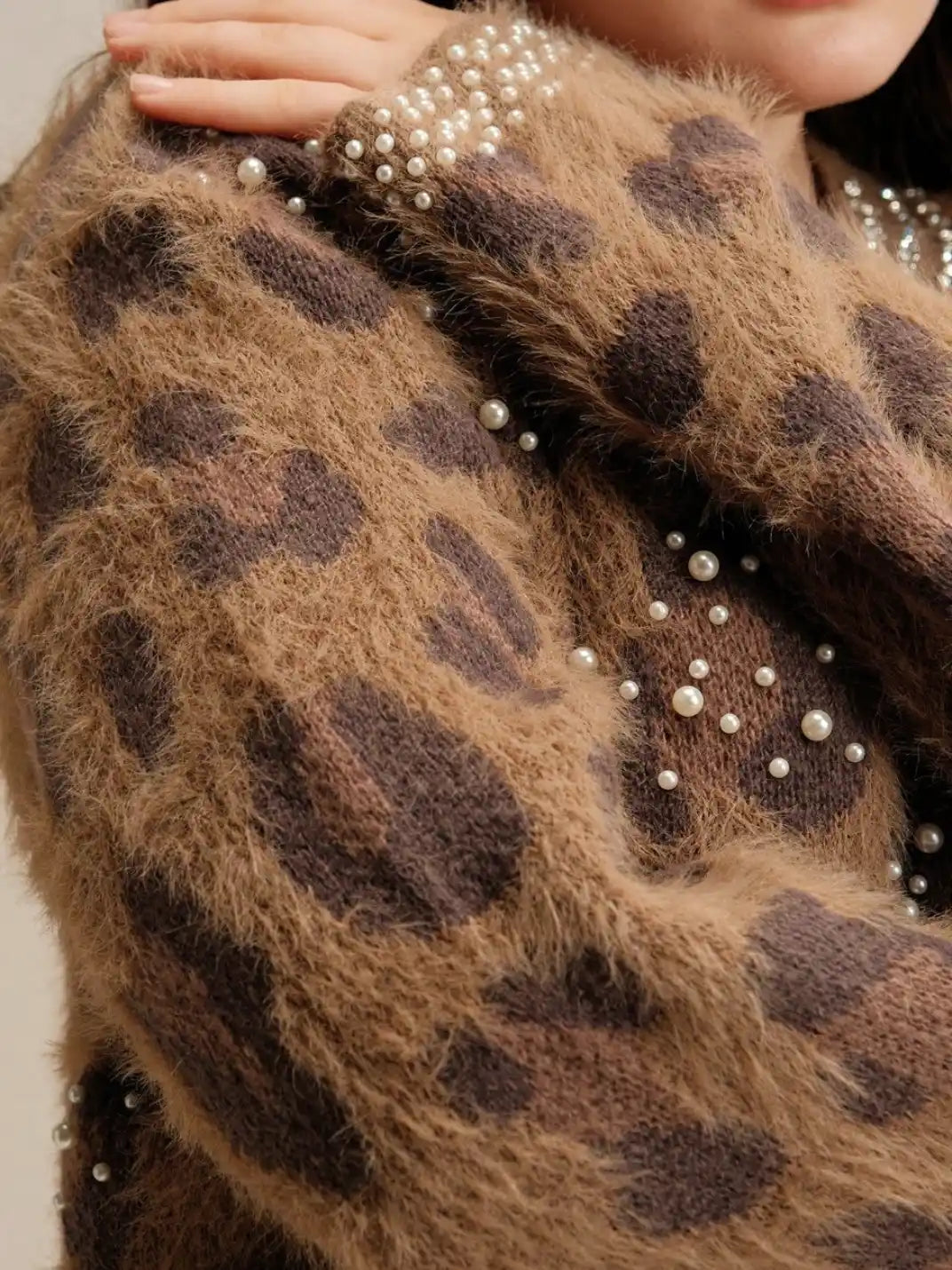 Suéter Feminino Tricot Onça Pérolas Plus Castanho - EstiloE, Suéter Feminino, Suéter Tricot Plus, Suéter Animal Print, Suéter Onça Plus, Suéter Leopardo, Suéter Peluciado Plus, Suéter Felpudo, Blusa de Tricot Plus, Tricot Animal Print, Suéter Elegante, Blusão Tricot Plus, Suéter de Lã Plus, Suéter Feinino Plus