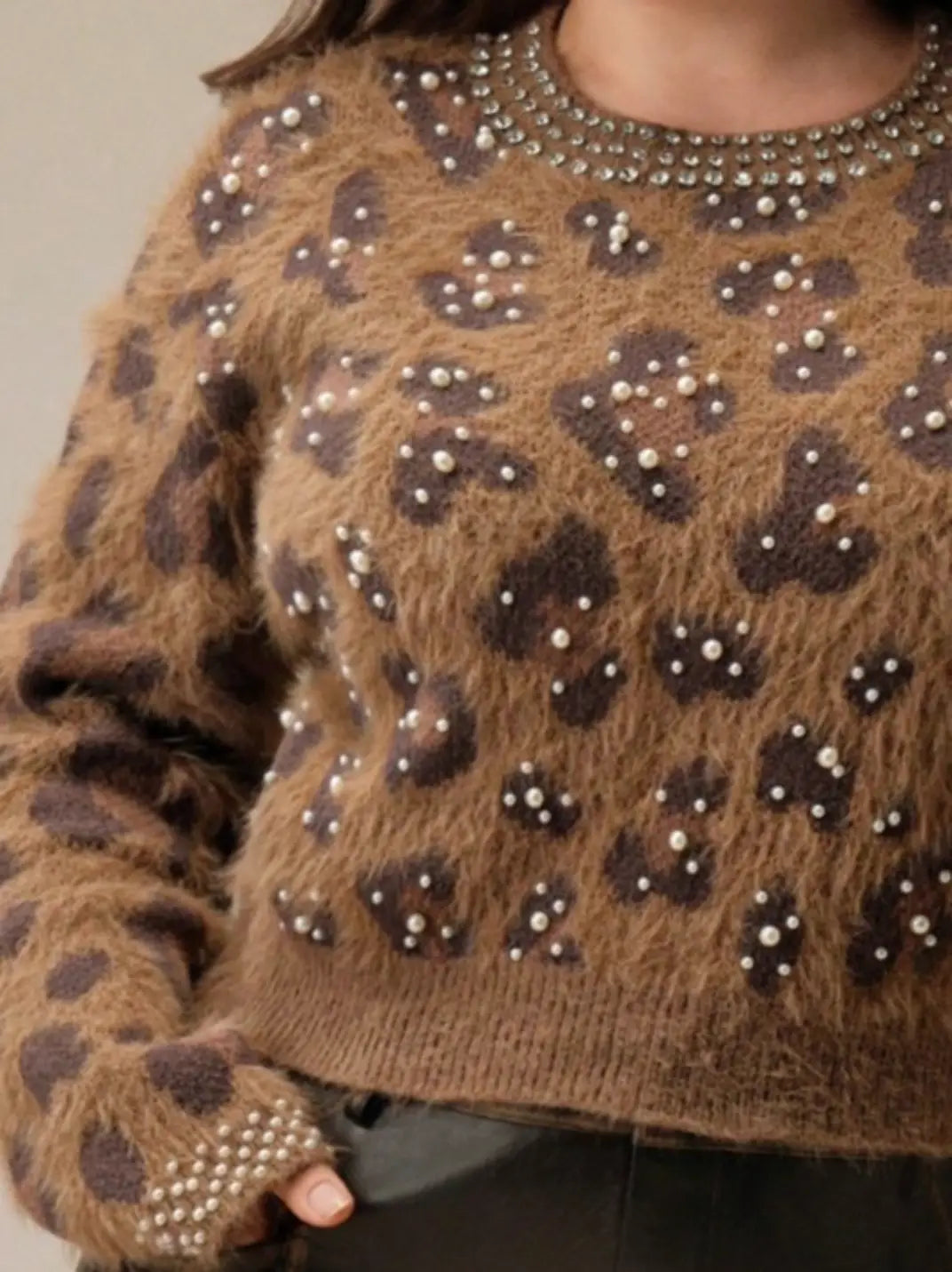 Suéter Feminino Tricot Onça Pérolas Plus Castanho - EstiloE, Suéter Feminino, Suéter Tricot Plus, Suéter Animal Print, Suéter Onça Plus, Suéter Leopardo, Suéter Peluciado Plus, Suéter Felpudo, Blusa de Tricot Plus, Tricot Animal Print, Suéter Elegante, Blusão Tricot Plus, Suéter de Lã Plus, Suéter Feinino Plus