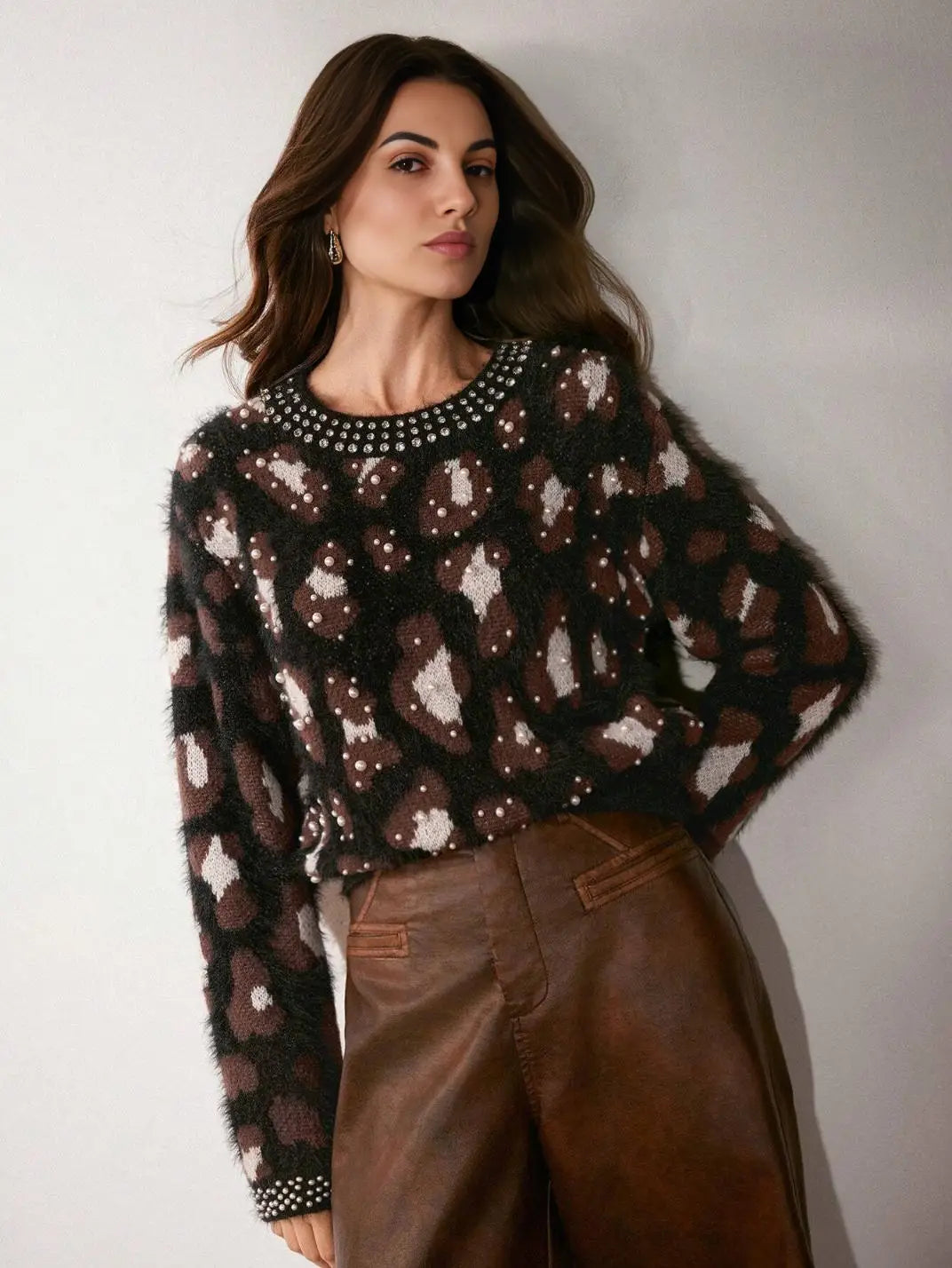 Suéter Feminino Tricot Onça Pérolas Preto - EstiloE, Suéter Feminino, Suéter Tricot, Suéter Animal Print, Suéter Onça, Suéter Leopardo, Suéter Peluciado, Suéter Felpudo, Blusa de Tricot, Tricot Animal Print, Suéter Elegante, Blusão Tricot, Suéter de Lã, Suéter Preto