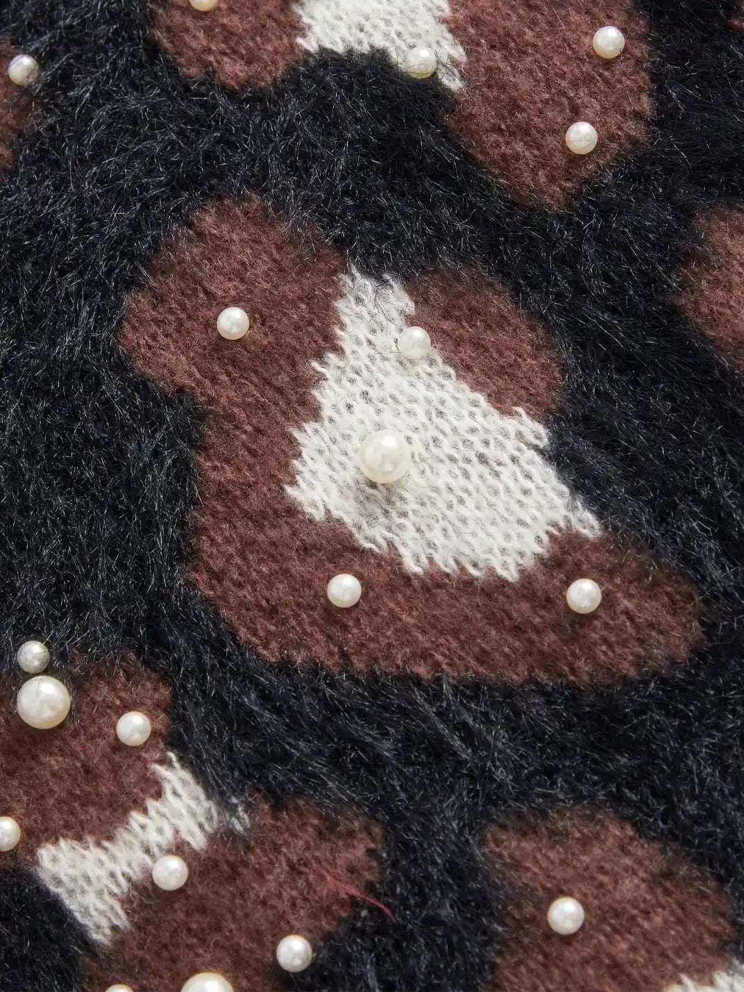 Suéter Feminino Tricot Onça Pérolas Preto - EstiloE, Suéter Feminino, Suéter Tricot, Suéter Animal Print, Suéter Onça, Suéter Leopardo, Suéter Peluciado, Suéter Felpudo, Blusa de Tricot, Tricot Animal Print, Suéter Elegante, Blusão Tricot, Suéter de Lã, Suéter Preto