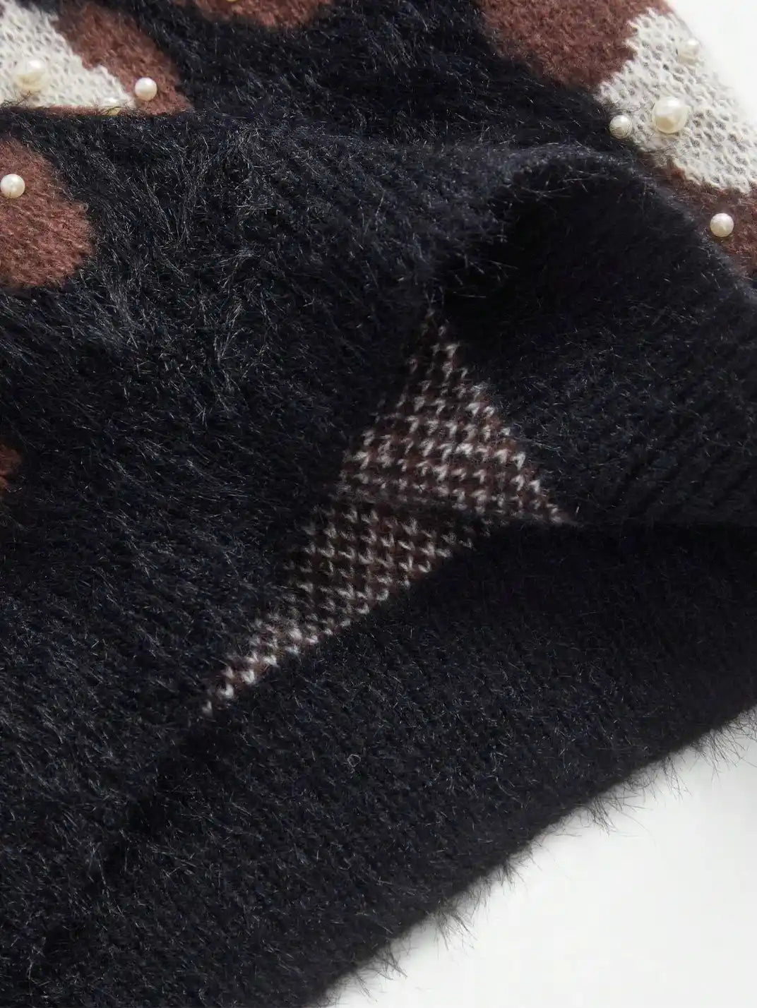 Suéter Feminino Tricot Onça Pérolas Preto - EstiloE, Suéter Feminino, Suéter Tricot, Suéter Animal Print, Suéter Onça, Suéter Leopardo, Suéter Peluciado, Suéter Felpudo, Blusa de Tricot, Tricot Animal Print, Suéter Elegante, Blusão Tricot, Suéter de Lã, Suéter Preto