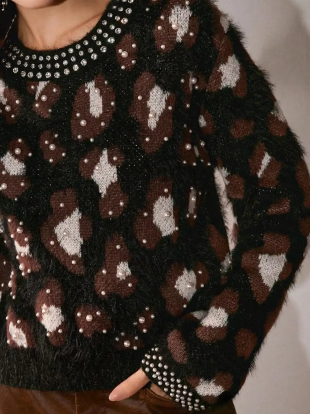 Suéter Feminino Tricot Onça Pérolas Preto - EstiloE, Suéter Feminino, Suéter Tricot, Suéter Animal Print, Suéter Onça, Suéter Leopardo, Suéter Peluciado, Suéter Felpudo, Blusa de Tricot, Tricot Animal Print, Suéter Elegante, Blusão Tricot, Suéter de Lã, Suéter Preto