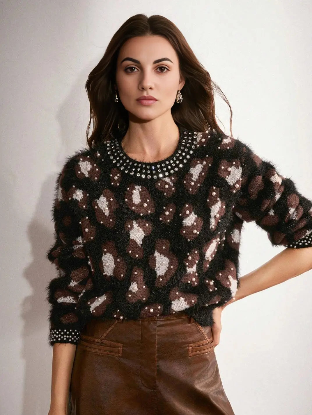 Suéter Feminino Tricot Onça Pérolas Preto - EstiloE, Suéter Feminino, Suéter Tricot, Suéter Animal Print, Suéter Onça, Suéter Leopardo, Suéter Peluciado, Suéter Felpudo, Blusa de Tricot, Tricot Animal Print, Suéter Elegante, Blusão Tricot, Suéter de Lã, Suéter Preto