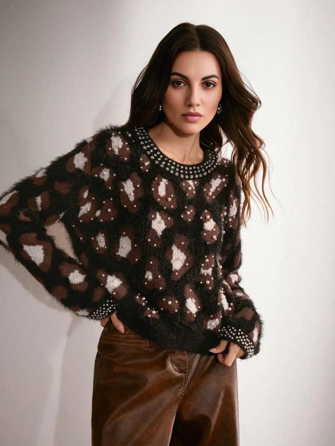 Suéter Feminino Tricot Onça Pérolas Preto - EstiloE, Suéter Feminino, Suéter Tricot, Suéter Animal Print, Suéter Onça, Suéter Leopardo, Suéter Peluciado, Suéter Felpudo, Blusa de Tricot, Tricot Animal Print, Suéter Elegante, Blusão Tricot, Suéter de Lã, Suéter Preto