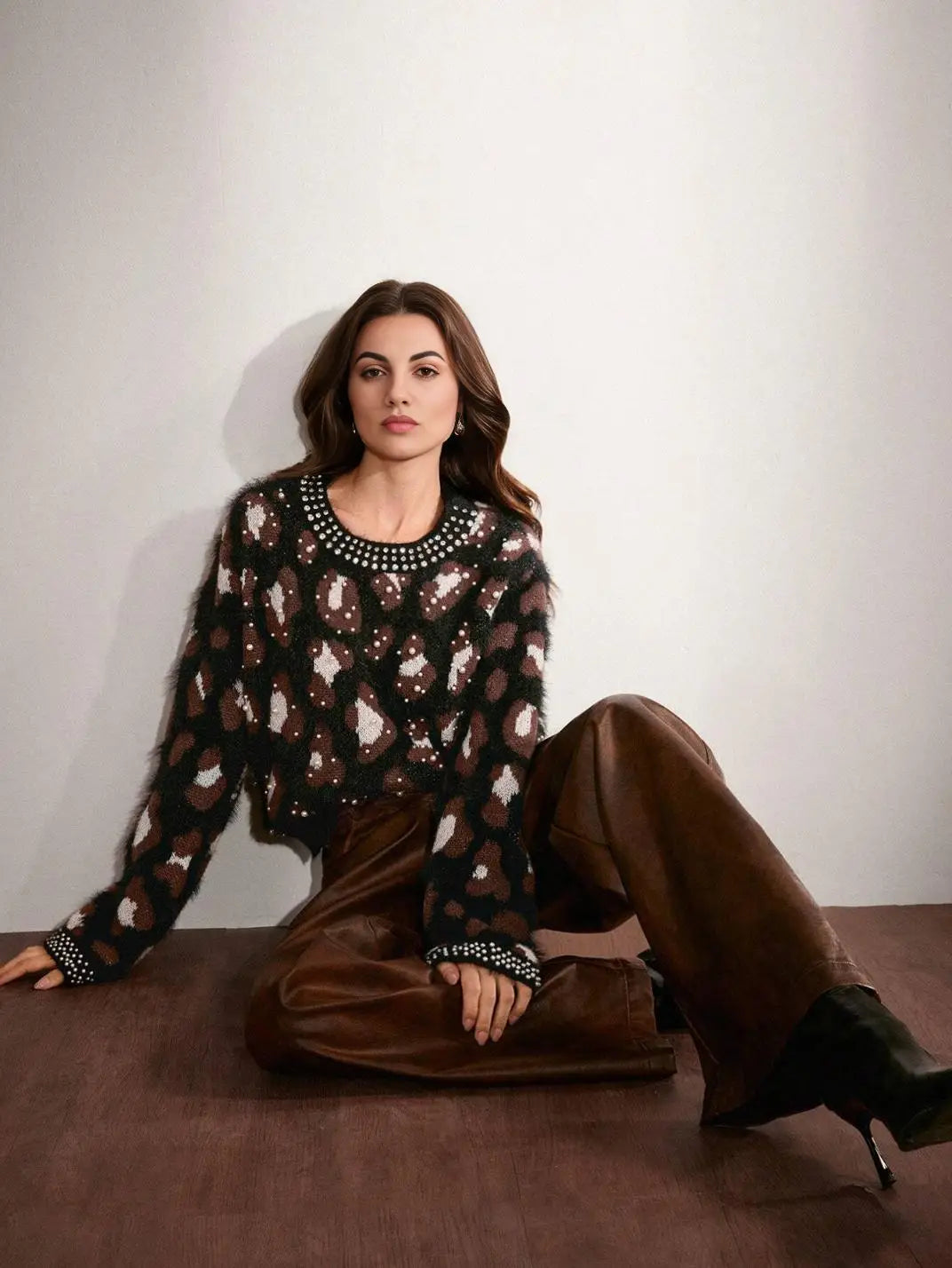 Suéter Feminino Tricot Onça Pérolas Preto - EstiloE, Suéter Feminino, Suéter Tricot, Suéter Animal Print, Suéter Onça, Suéter Leopardo, Suéter Peluciado, Suéter Felpudo, Blusa de Tricot, Tricot Animal Print, Suéter Elegante, Blusão Tricot, Suéter de Lã, Suéter Preto
