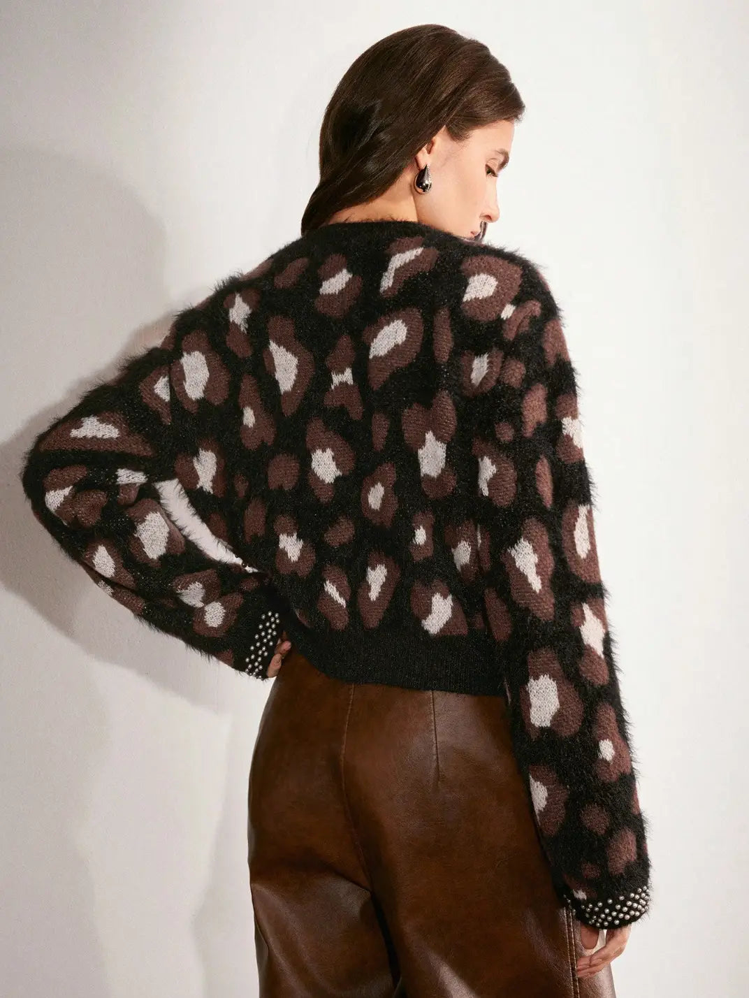 Suéter Feminino Tricot Onça Pérolas Preto - EstiloE, Suéter Feminino, Suéter Tricot, Suéter Animal Print, Suéter Onça, Suéter Leopardo, Suéter Peluciado, Suéter Felpudo, Blusa de Tricot, Tricot Animal Print, Suéter Elegante, Blusão Tricot, Suéter de Lã, Suéter Preto