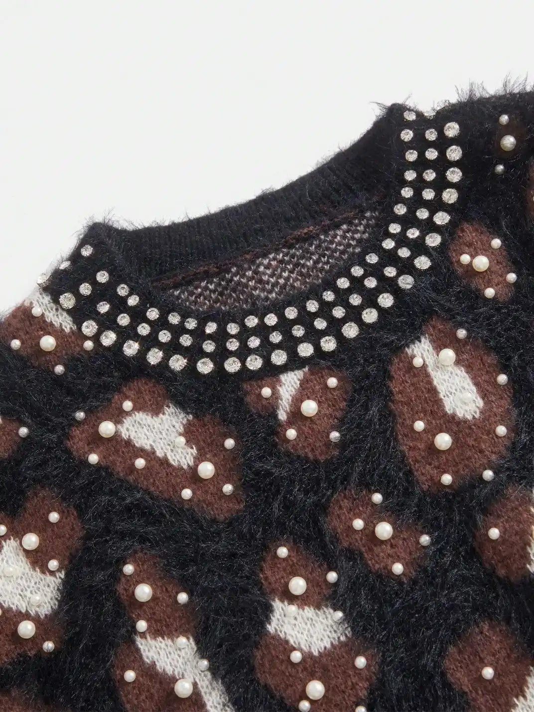 Suéter Feminino Tricot Onça Pérolas Preto - EstiloE, Suéter Feminino, Suéter Tricot, Suéter Animal Print, Suéter Onça, Suéter Leopardo, Suéter Peluciado, Suéter Felpudo, Blusa de Tricot, Tricot Animal Print, Suéter Elegante, Blusão Tricot, Suéter de Lã, Suéter Preto