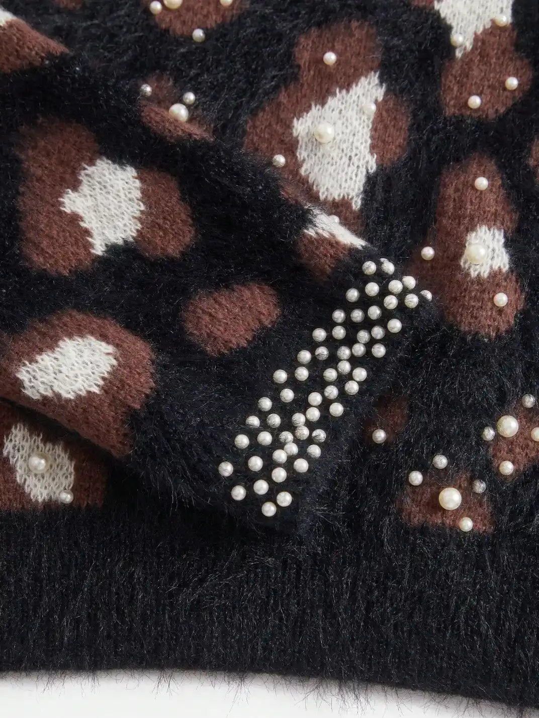 Suéter Feminino Tricot Onça Pérolas Preto - EstiloE, Suéter Feminino, Suéter Tricot, Suéter Animal Print, Suéter Onça, Suéter Leopardo, Suéter Peluciado, Suéter Felpudo, Blusa de Tricot, Tricot Animal Print, Suéter Elegante, Blusão Tricot, Suéter de Lã, Suéter Preto