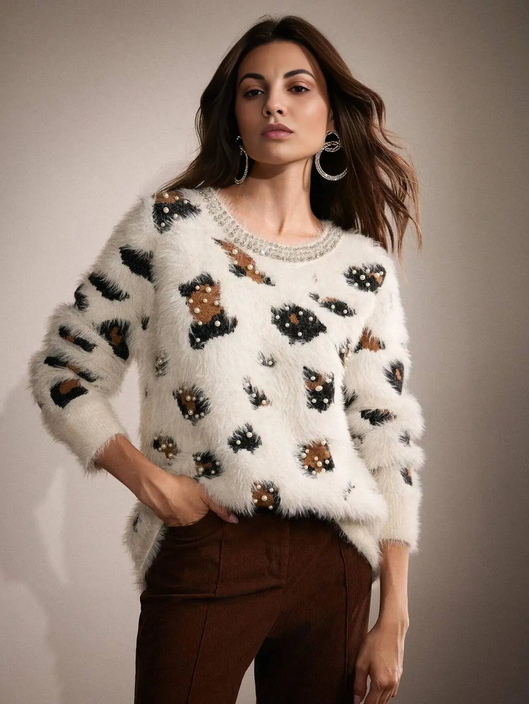 Suéter Feminino Tricot Onça Pérolas Off White - EstiloE, Suéter Feminino, Suéter Tricot, Suéter Animal Print, Suéter Onça, Suéter Leopardo, Suéter Peluciado, Suéter Felpudo, Blusa de Tricot, Tricot Animal Print, Suéter Elegante, Blusão Tricot, Suéter de Lã, Suéter Off White