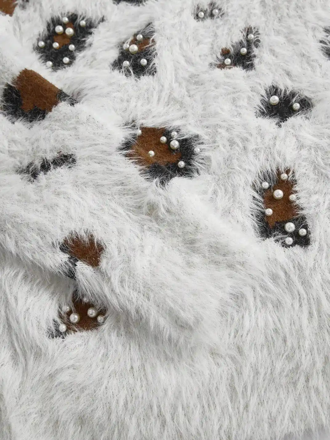 Suéter Feminino Tricot Onça Pérolas Off White - EstiloE, Suéter Feminino, Suéter Tricot, Suéter Animal Print, Suéter Onça, Suéter Leopardo, Suéter Peluciado, Suéter Felpudo, Blusa de Tricot, Tricot Animal Print, Suéter Elegante, Blusão Tricot, Suéter de Lã, Suéter Off White