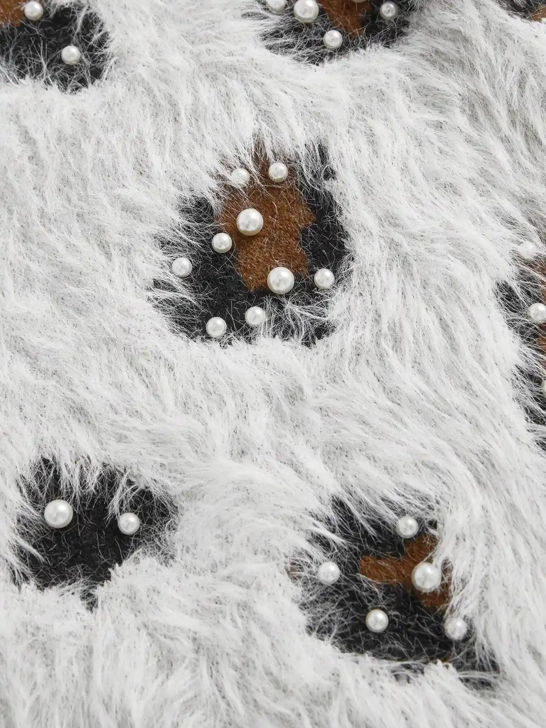 Suéter Feminino Tricot Onça Pérolas Off White - EstiloE, Suéter Feminino, Suéter Tricot, Suéter Animal Print, Suéter Onça, Suéter Leopardo, Suéter Peluciado, Suéter Felpudo, Blusa de Tricot, Tricot Animal Print, Suéter Elegante, Blusão Tricot, Suéter de Lã, Suéter Off White